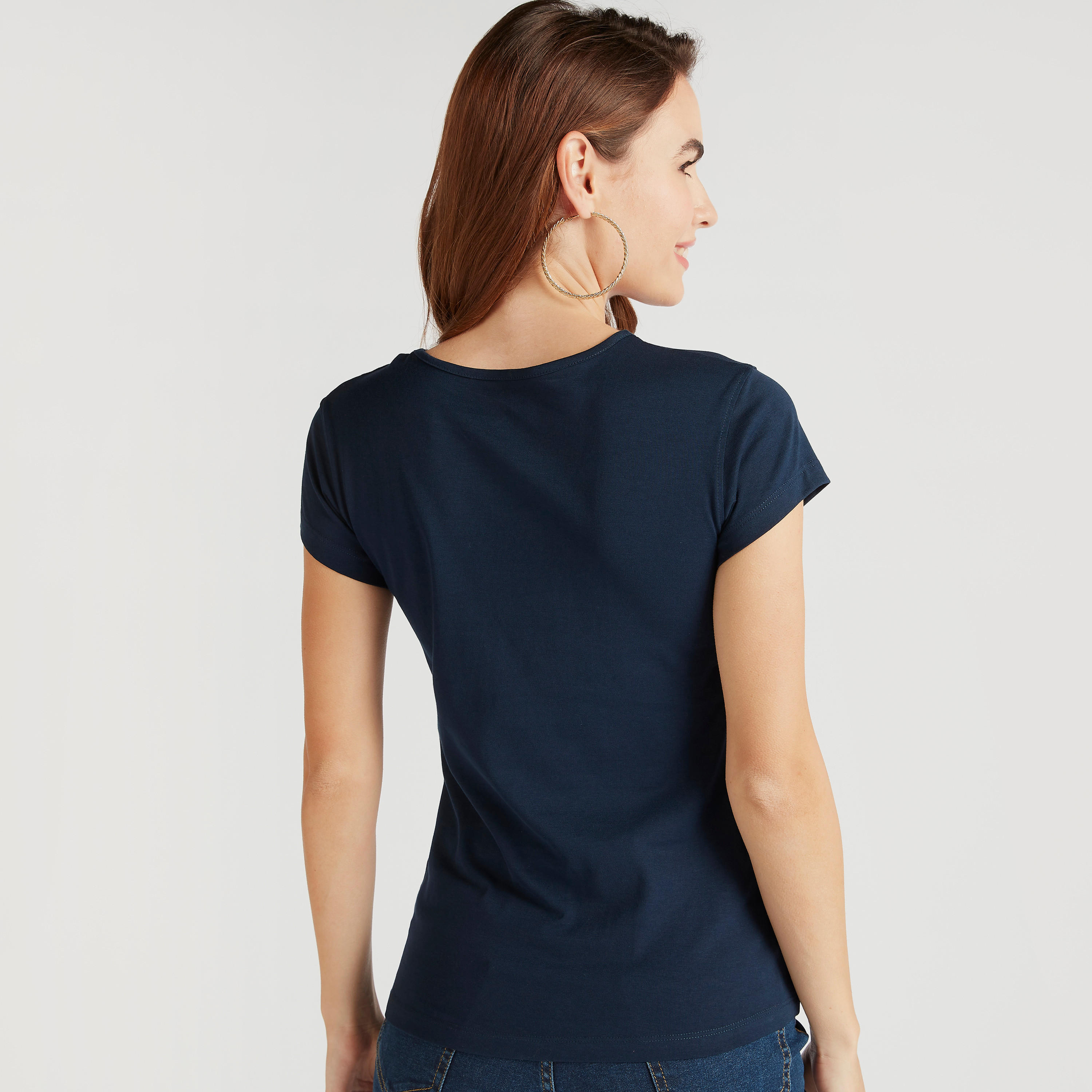 تيشيرت بياقة ضيّقة وأكمام كاب وطبعات شعار-women-clothing-tshirts-image-4