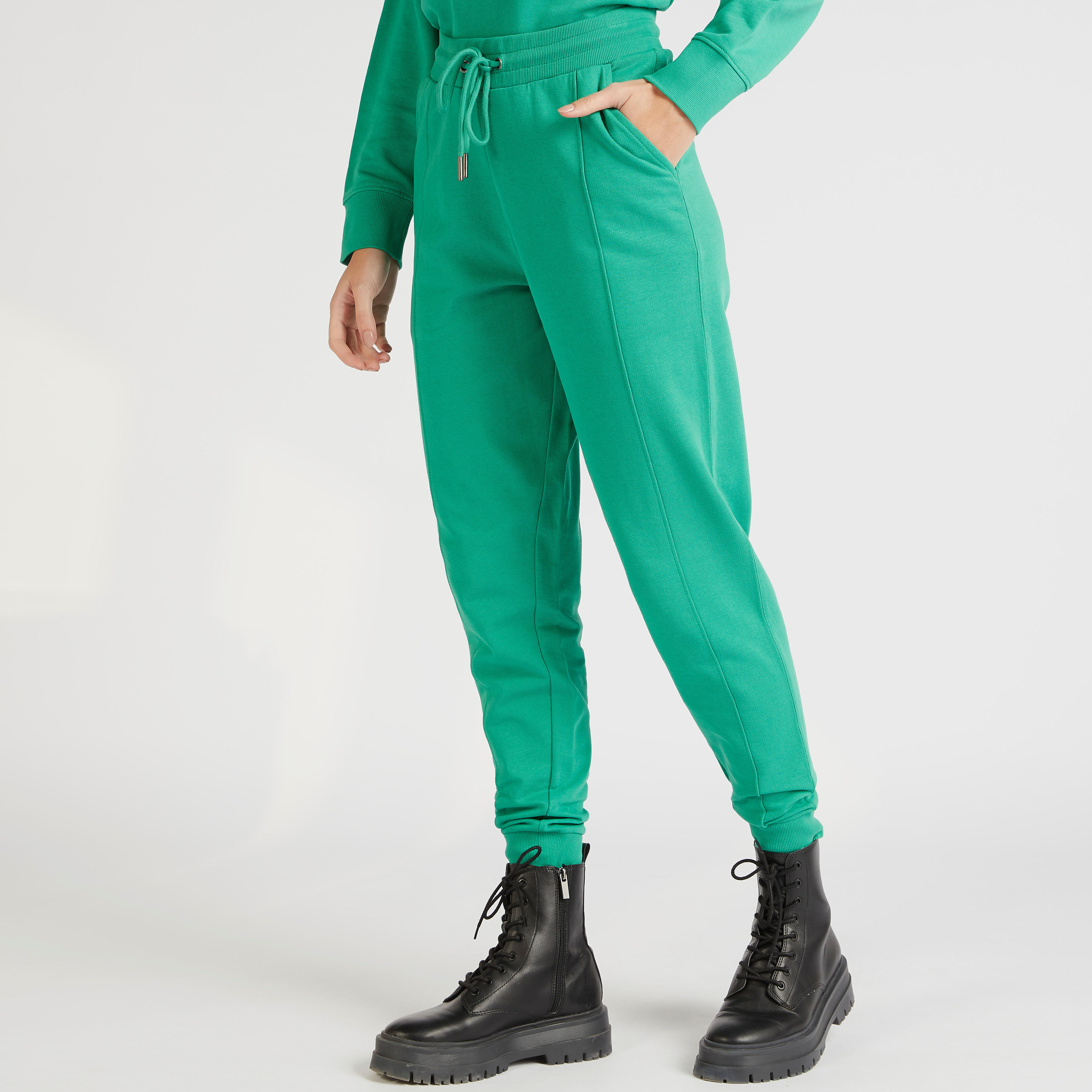 بنطلون رياضي سادة بخصر متوسّط الارتفاع ورباط وجيوب-women-clothing-bottoms-joggers-image-14