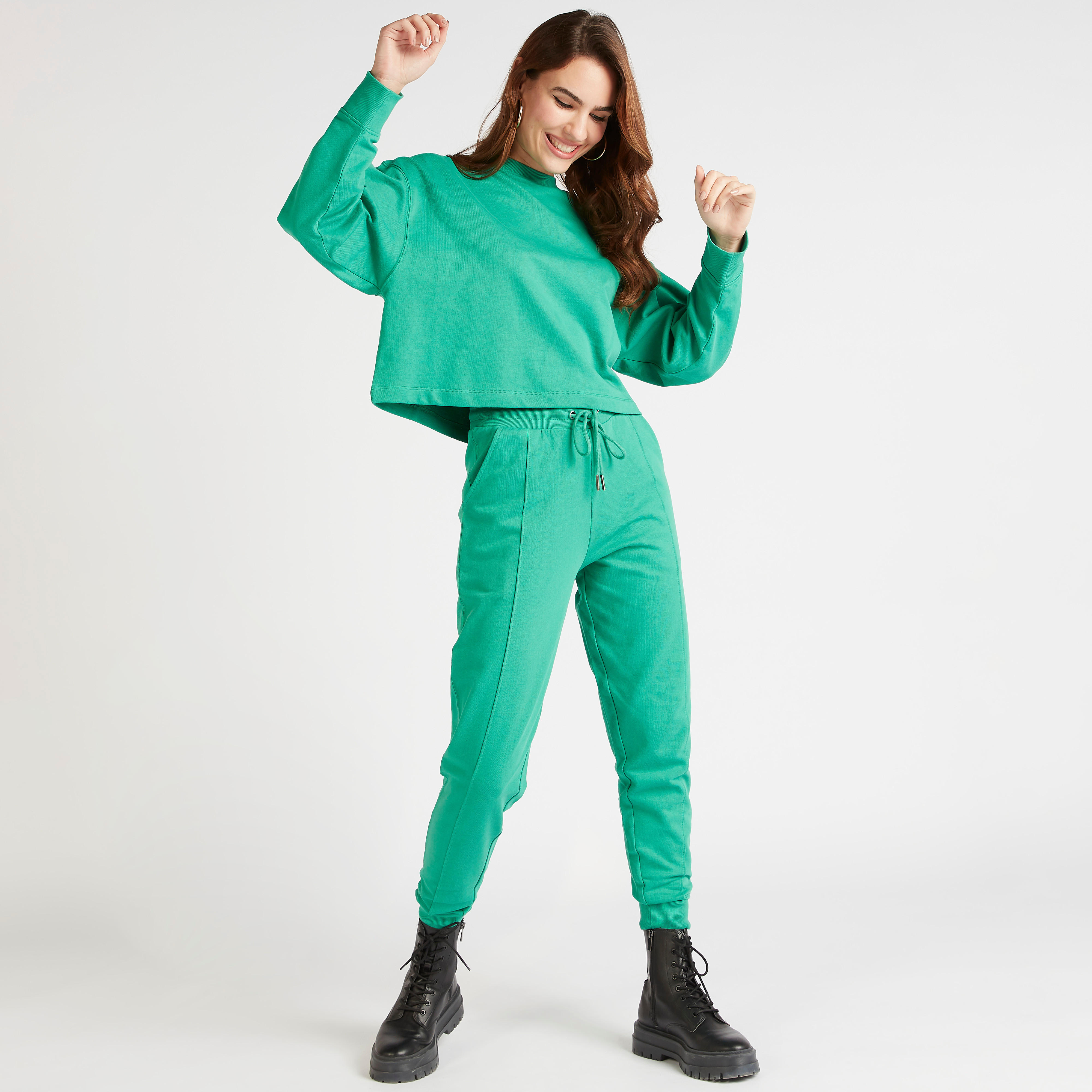 بنطلون رياضي سادة بخصر متوسّط الارتفاع ورباط وجيوب-women-clothing-bottoms-joggers-image-15
