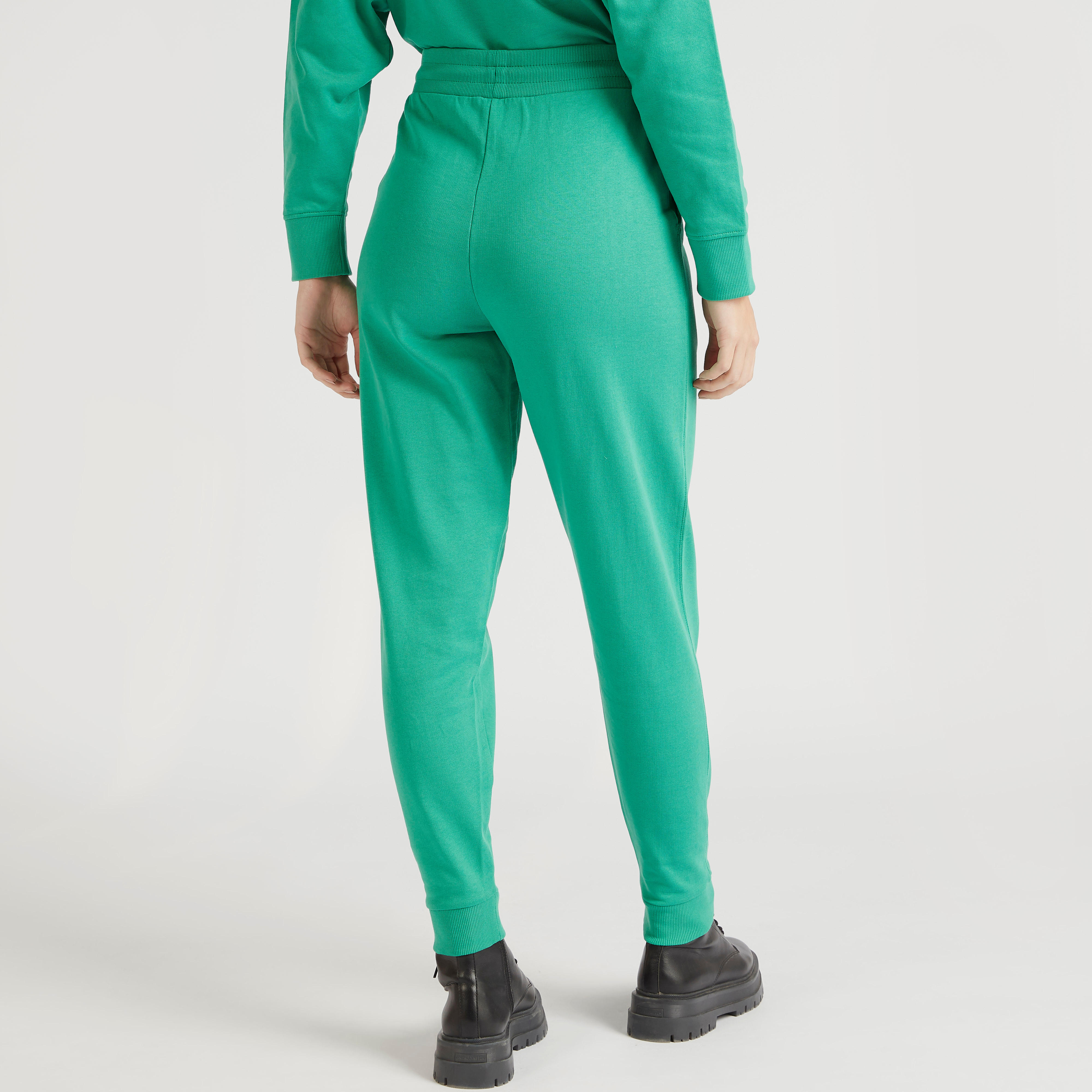 بنطلون رياضي سادة بخصر متوسّط الارتفاع ورباط وجيوب-women-clothing-bottoms-joggers-image-17