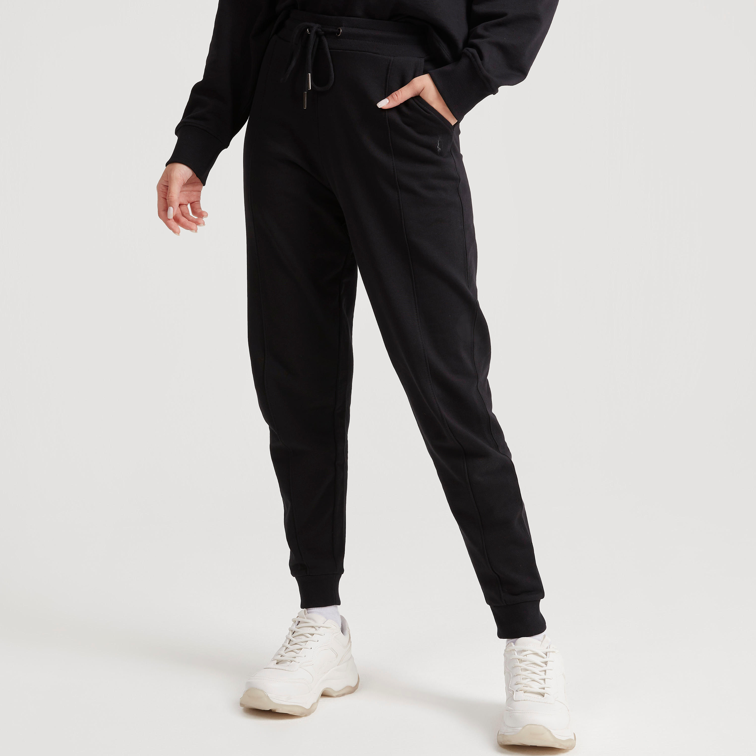 بنطلون رياضي سادة بخصر متوسّط الارتفاع ورباط وجيوب-women-clothing-bottoms-joggers-image-5