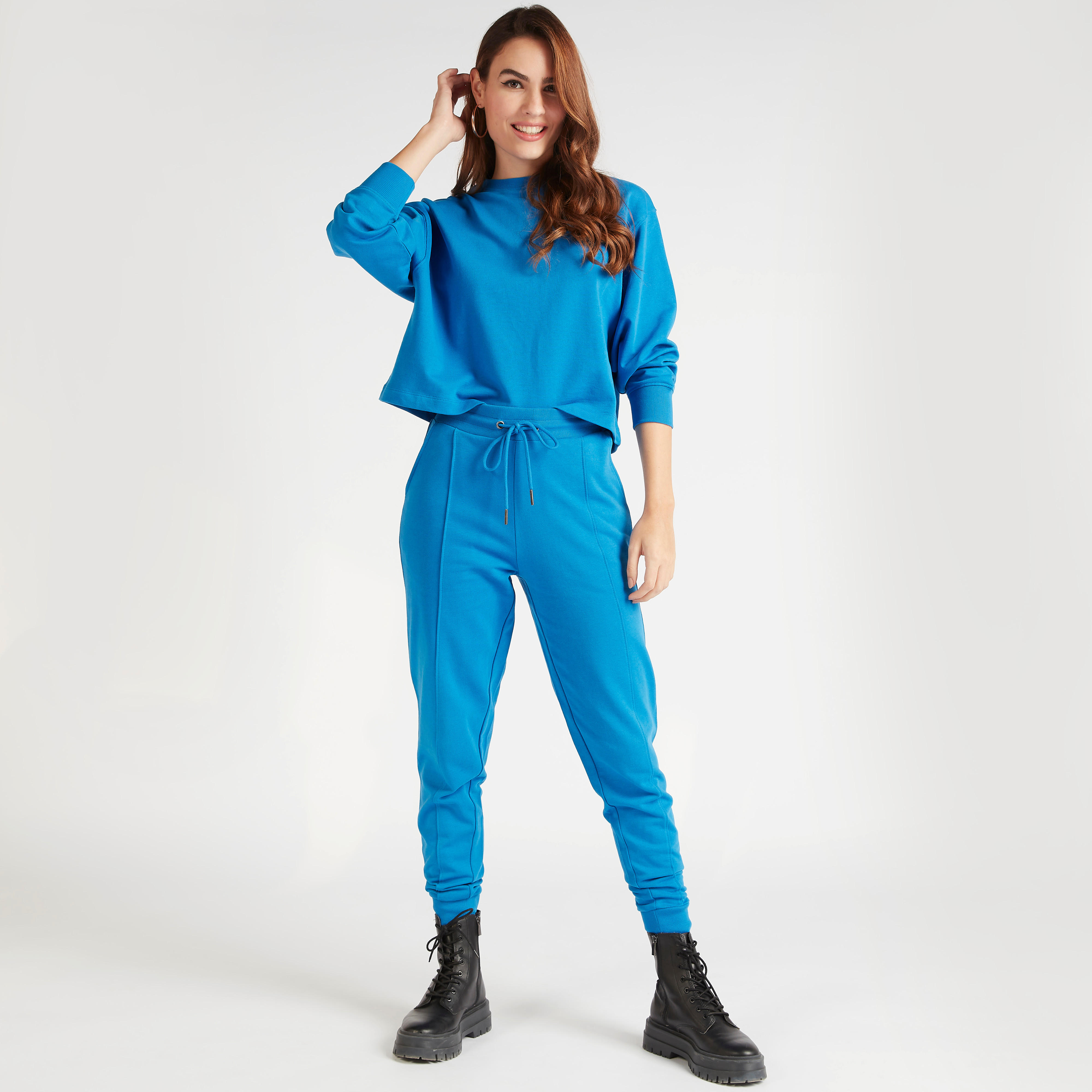 بنطلون رياضي سادة بخصر متوسّط الارتفاع ورباط وجيوب-women-clothing-bottoms-joggers-image-2