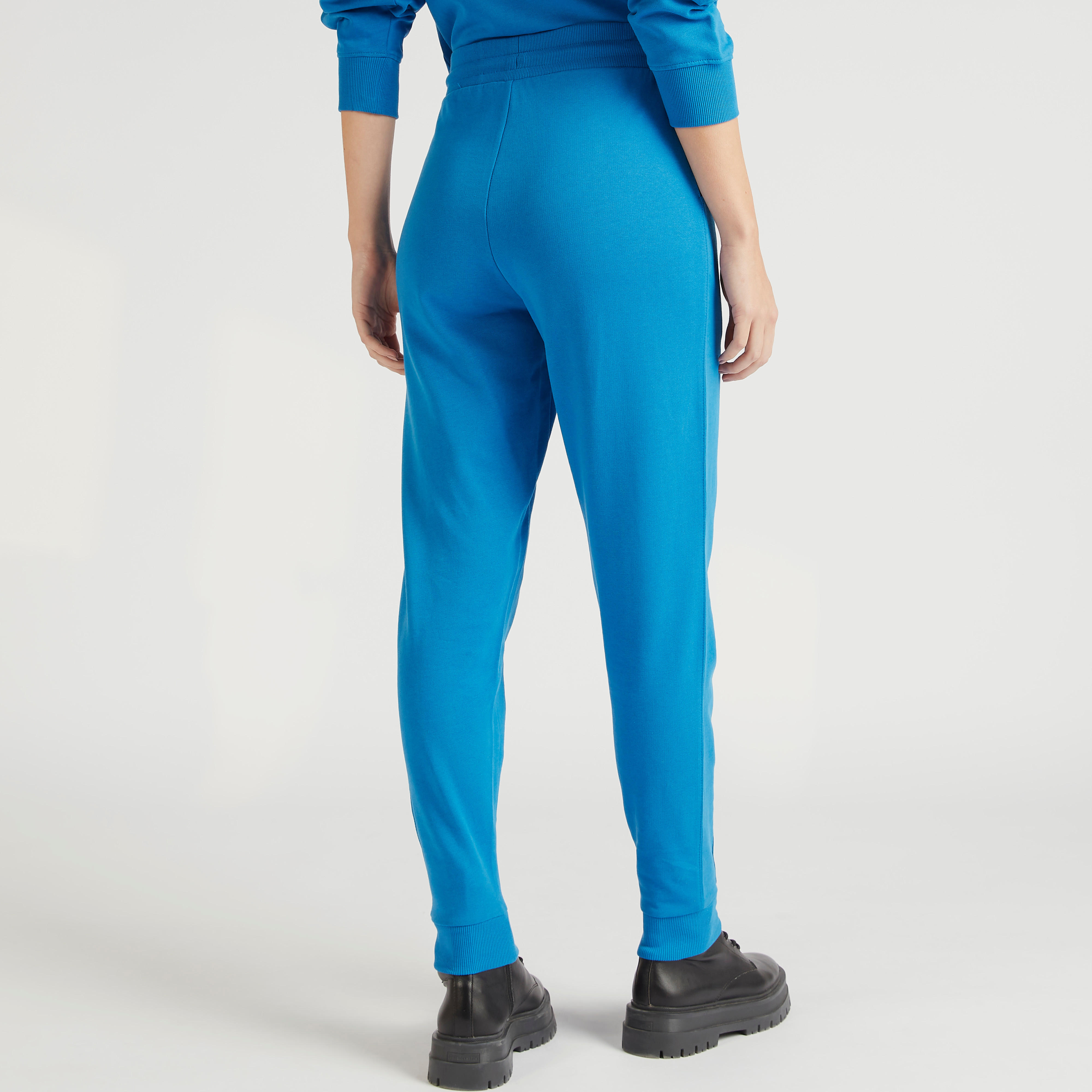 بنطلون رياضي سادة بخصر متوسّط الارتفاع ورباط وجيوب-women-clothing-bottoms-joggers-image-4