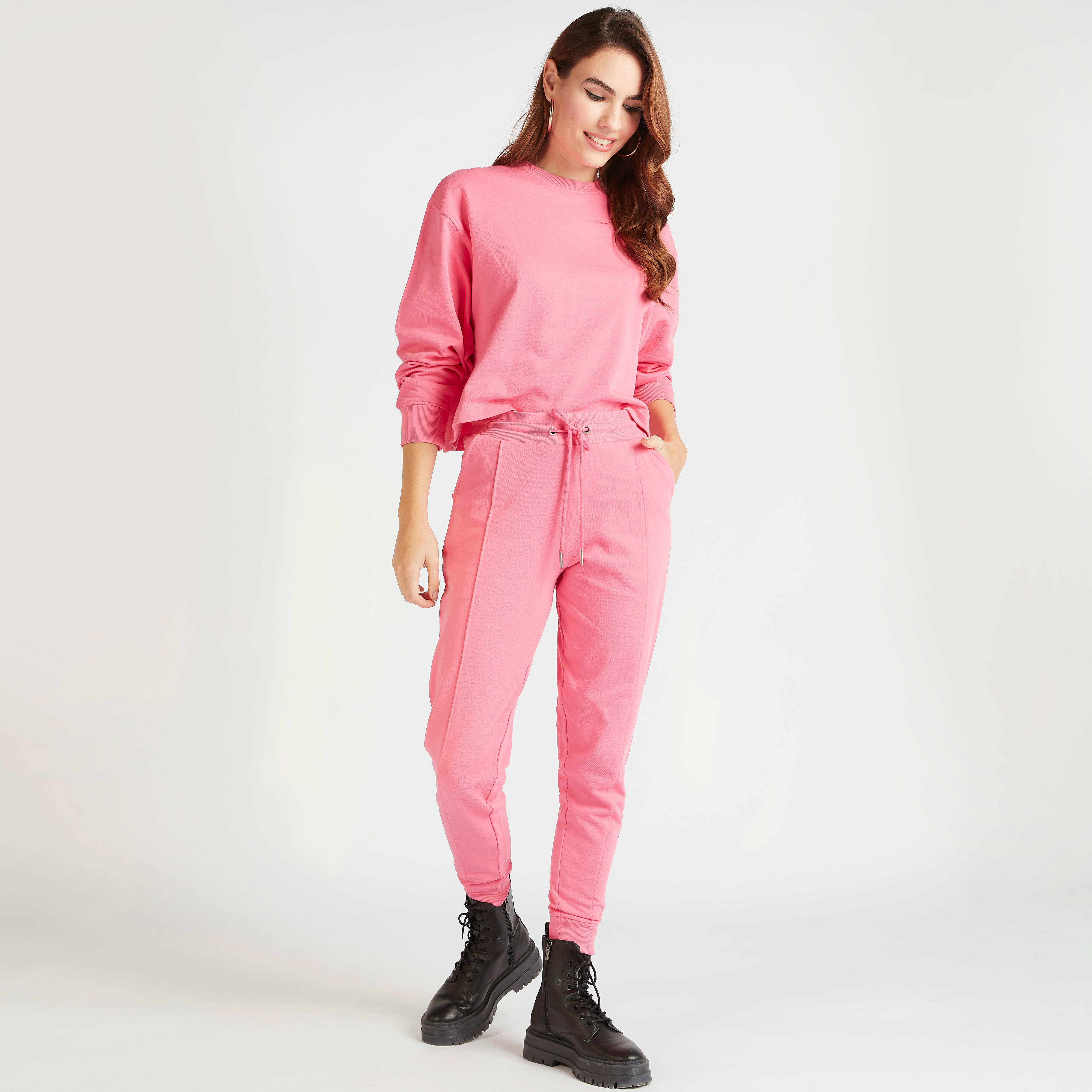 بنطلون رياضي سادة بخصر متوسّط الارتفاع ورباط وجيوب-women-clothing-bottoms-joggers-image-11