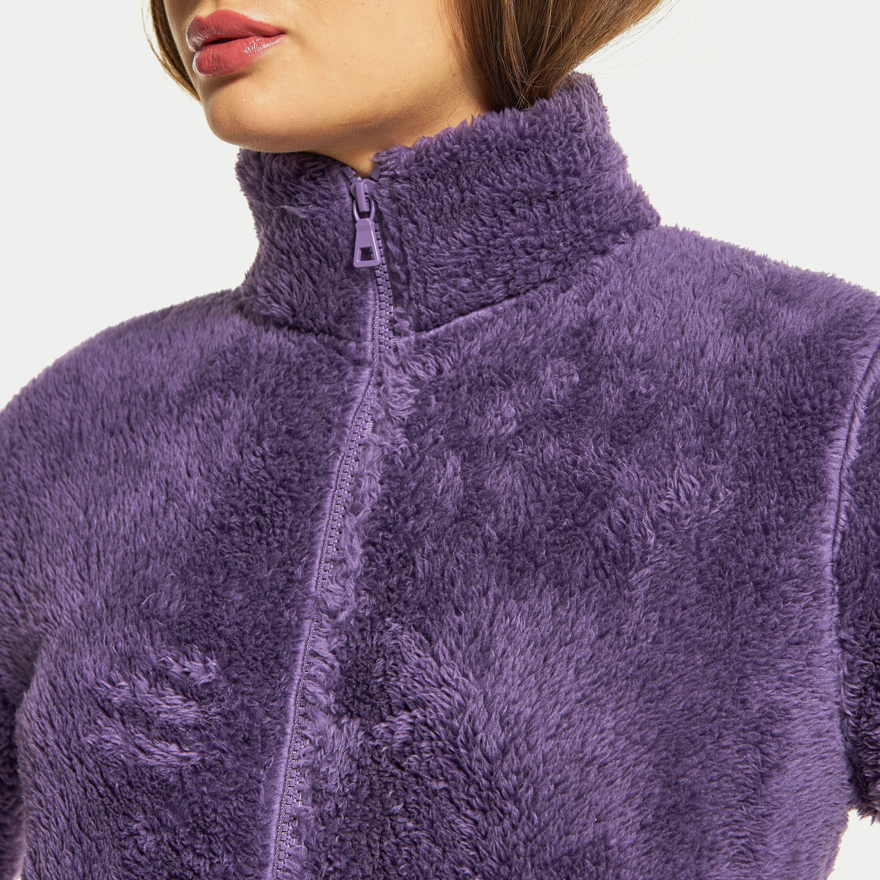جاكيت مخملي بارز الملمس بسحّاب وياقة عالية وأكمام طويلة-women-winterwear-coatsandjackets-jackets-image-4