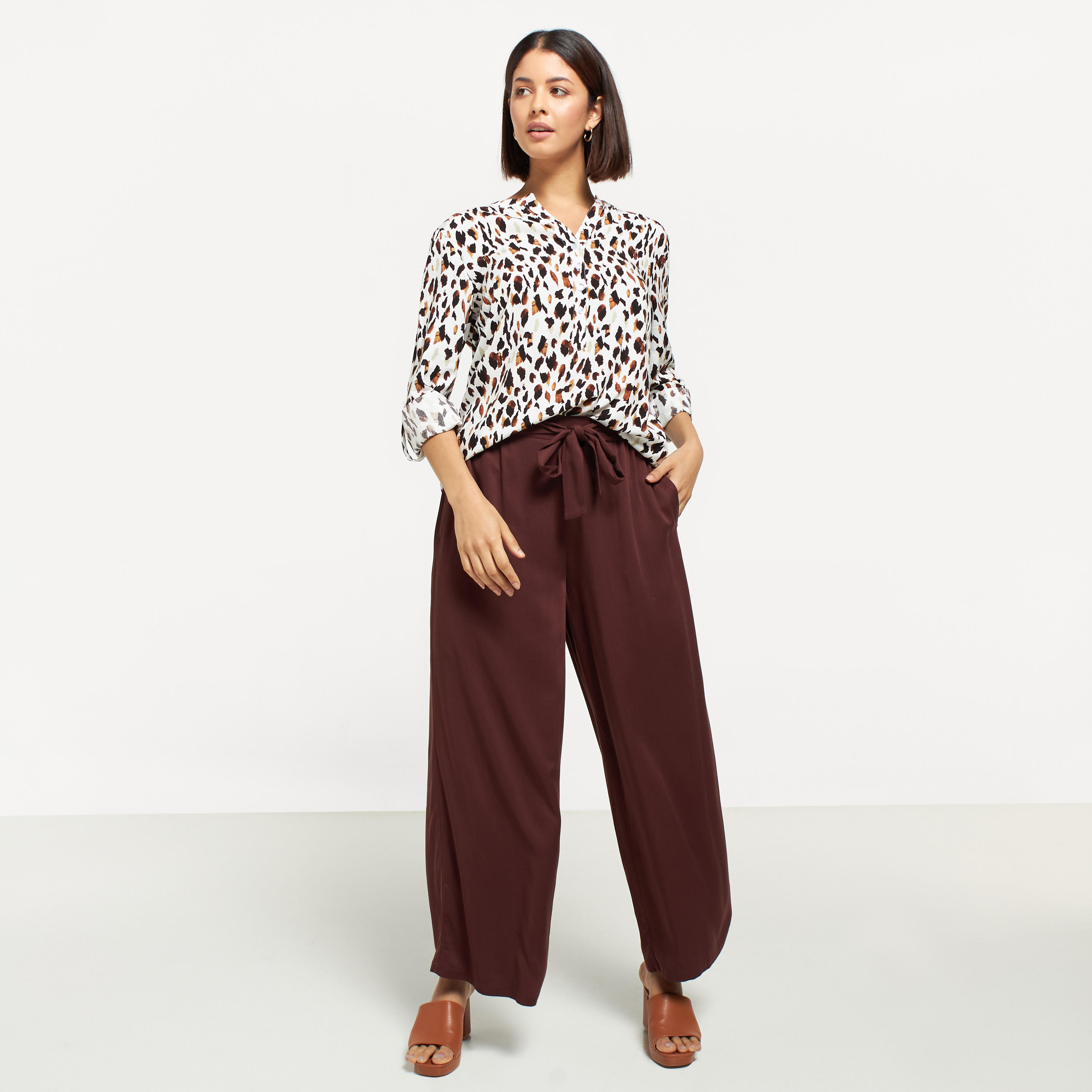 بلوزة بأكمام مطوية وأزرار وطبعات-women-clothing-shirtsandblouses-blouses-image-2