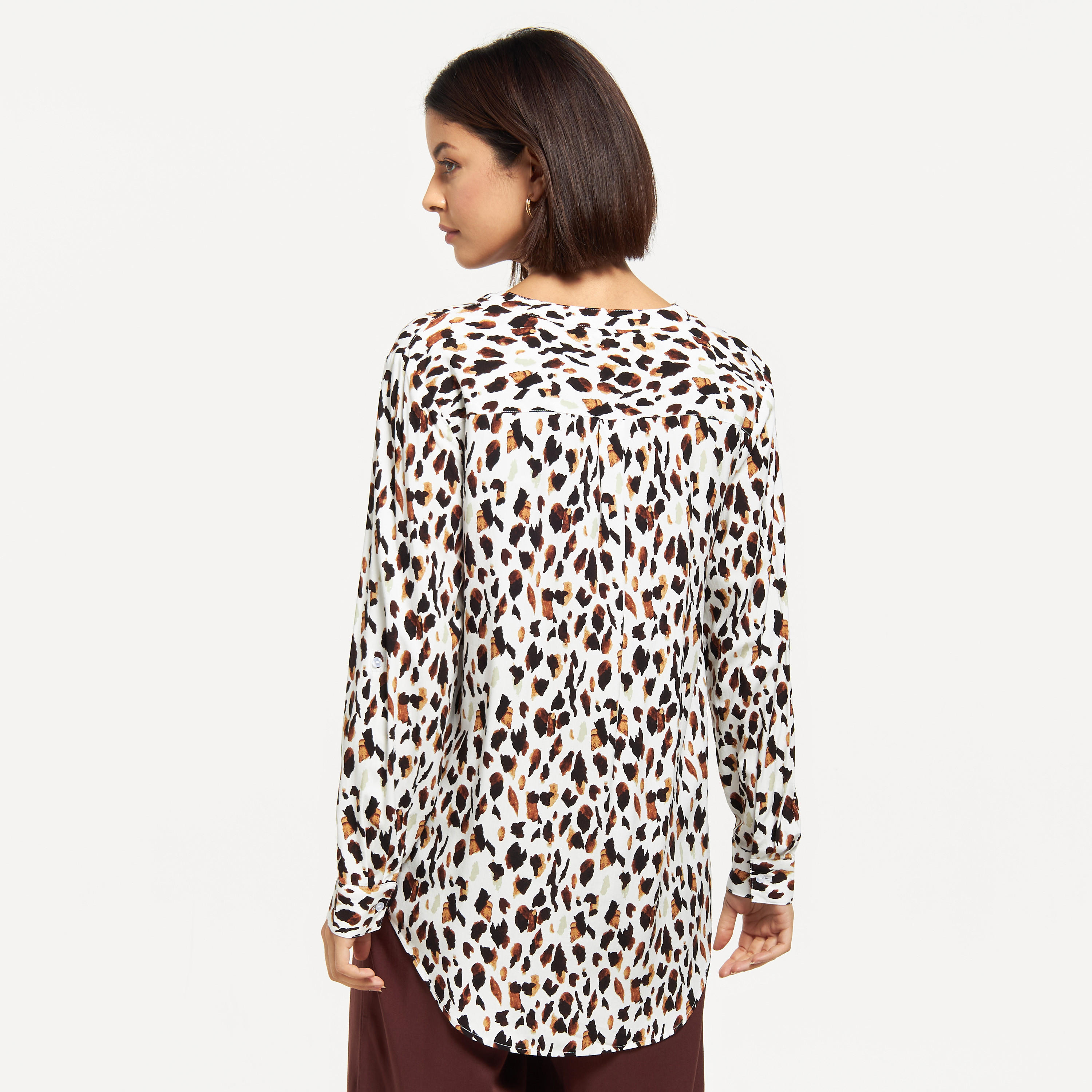 بلوزة بأكمام مطوية وأزرار وطبعات-women-clothing-shirtsandblouses-blouses-image-3