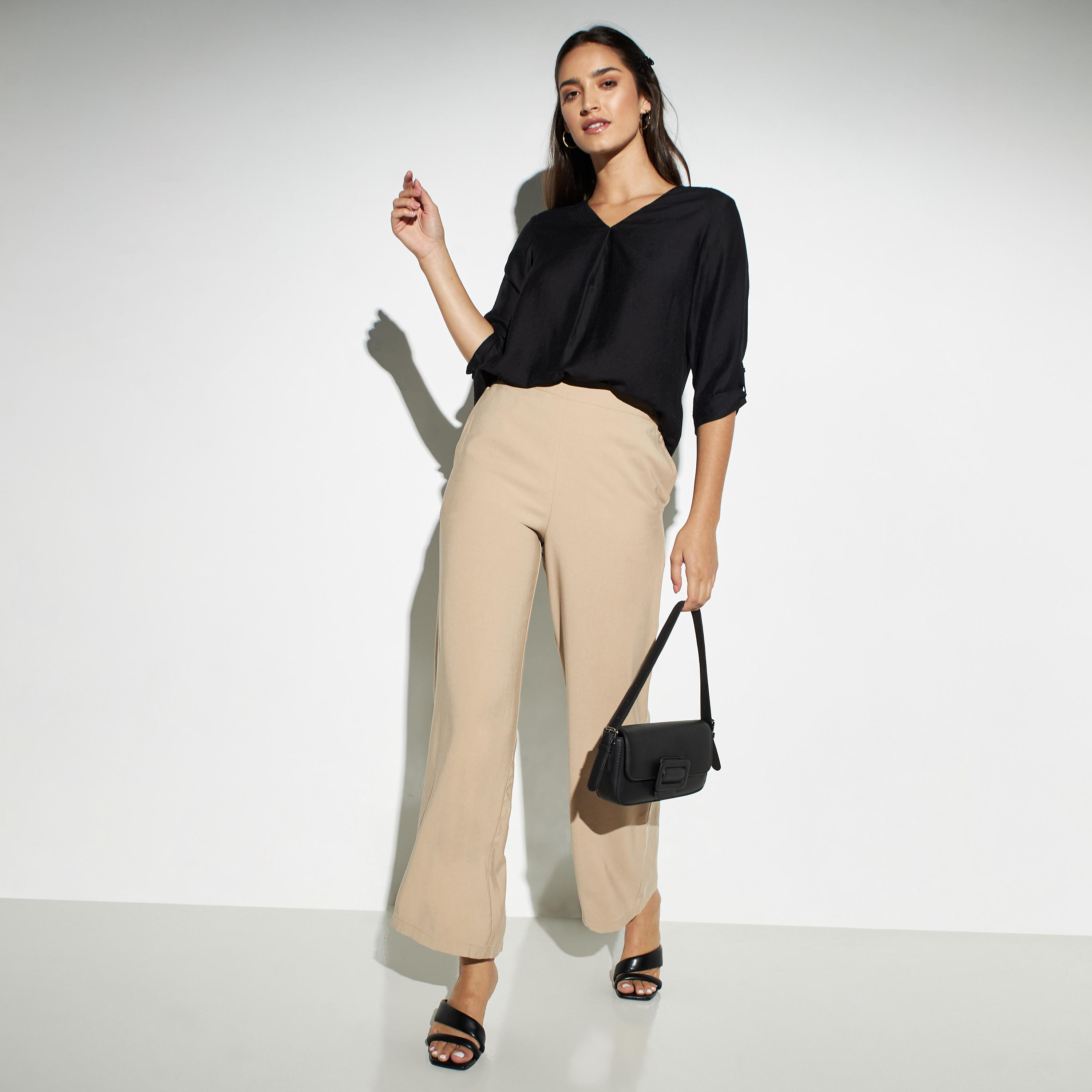 بنطلون واسع الساقين سادة بخصر شبه مطاطي وجيوب-women-clothing-bottoms-trousers-image-2