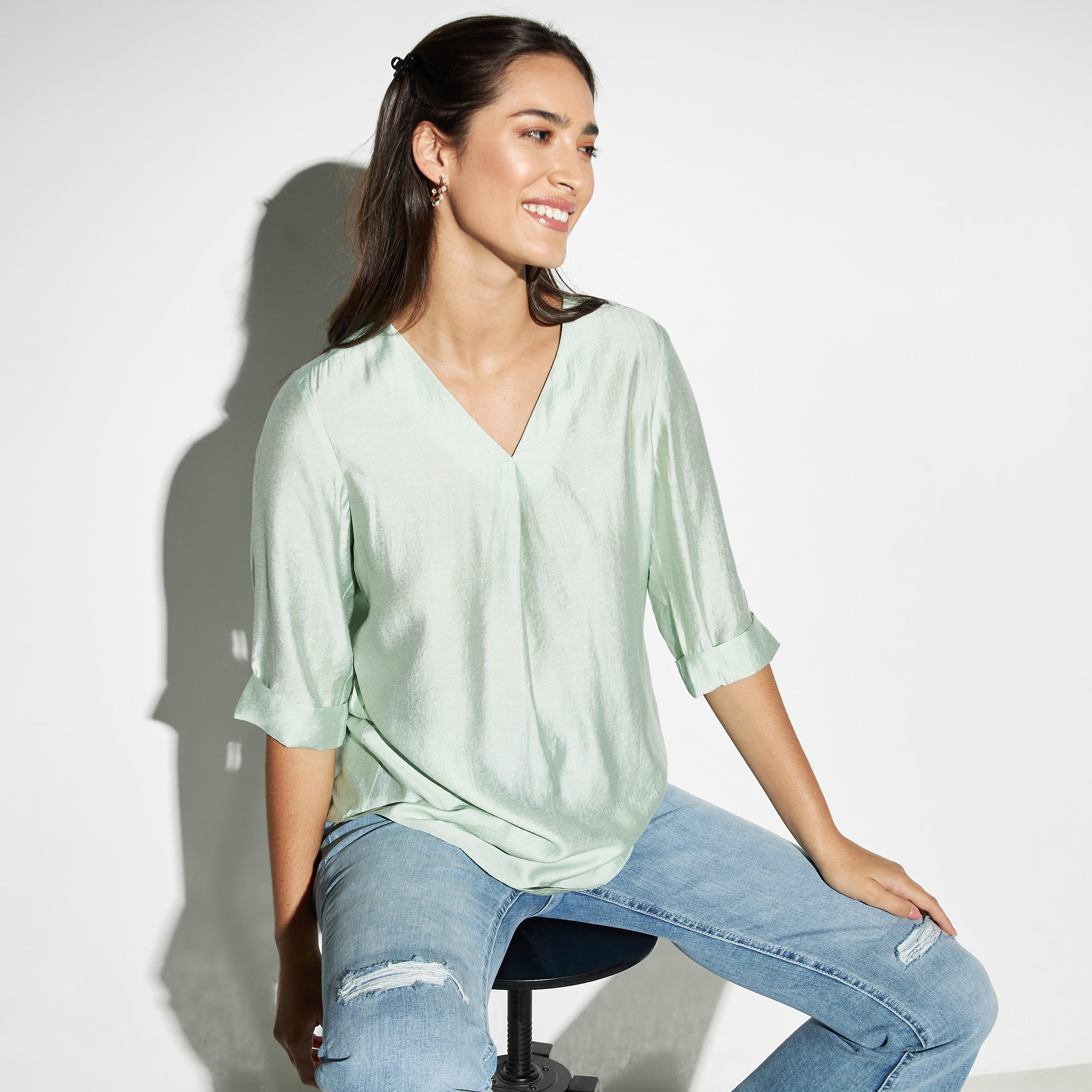 بلوزة سادة بياقة v وأكمام مثنية لأعلى-women-clothing-shirtsandblouses-blouses-image-5