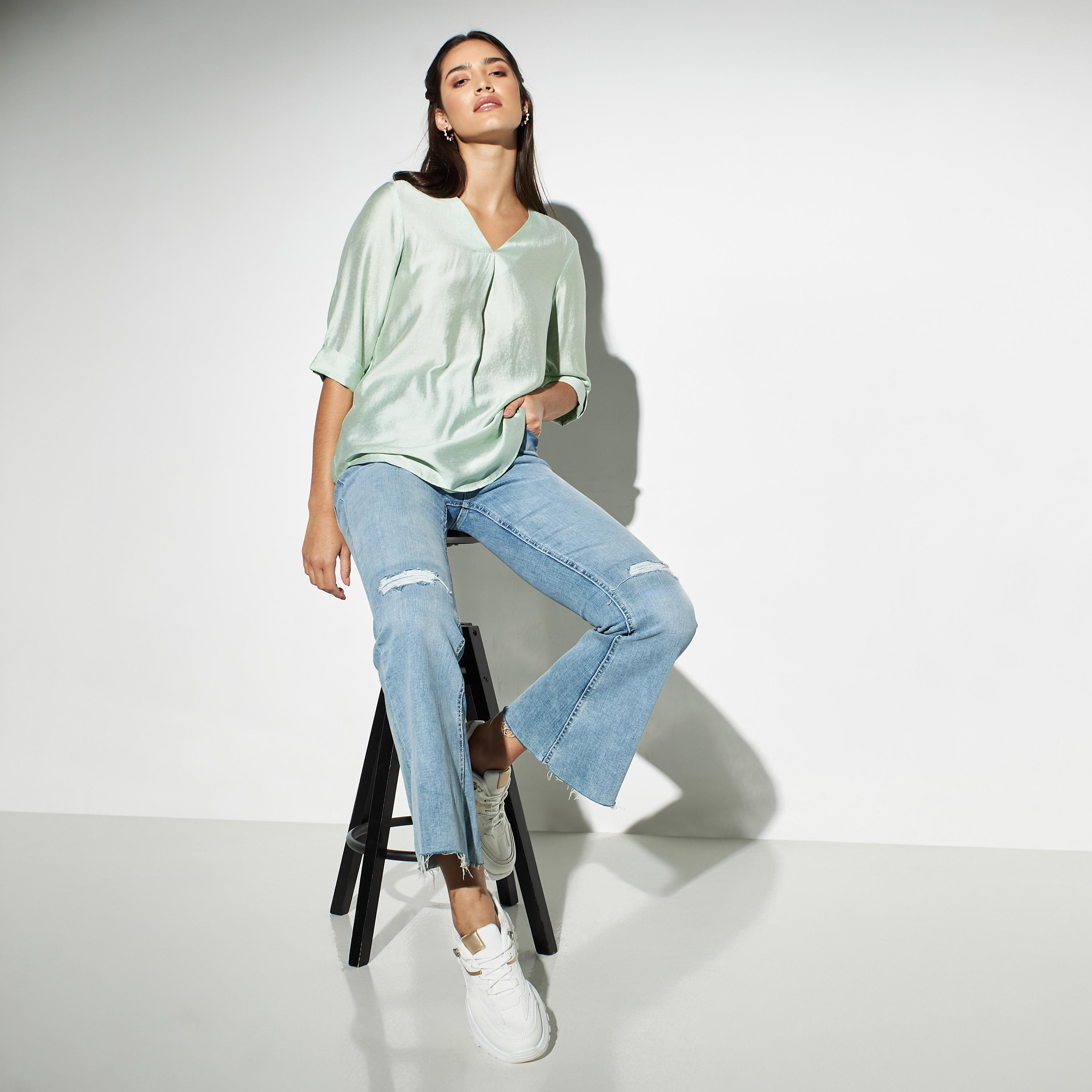 بلوزة سادة بياقة v وأكمام مثنية لأعلى-women-clothing-shirtsandblouses-blouses-image-4