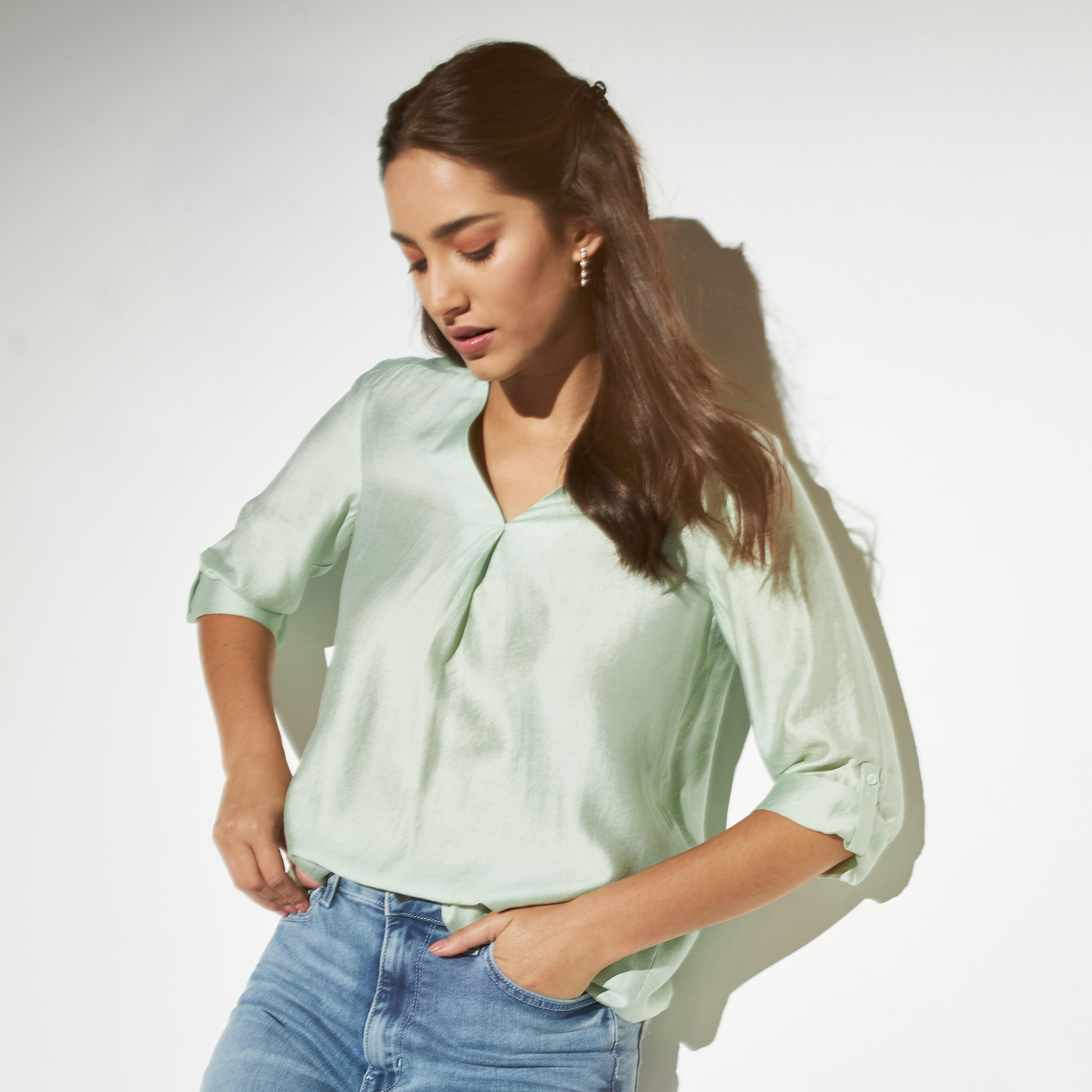 بلوزة سادة بياقة v وأكمام مثنية لأعلى-women-clothing-shirtsandblouses-blouses-image-1