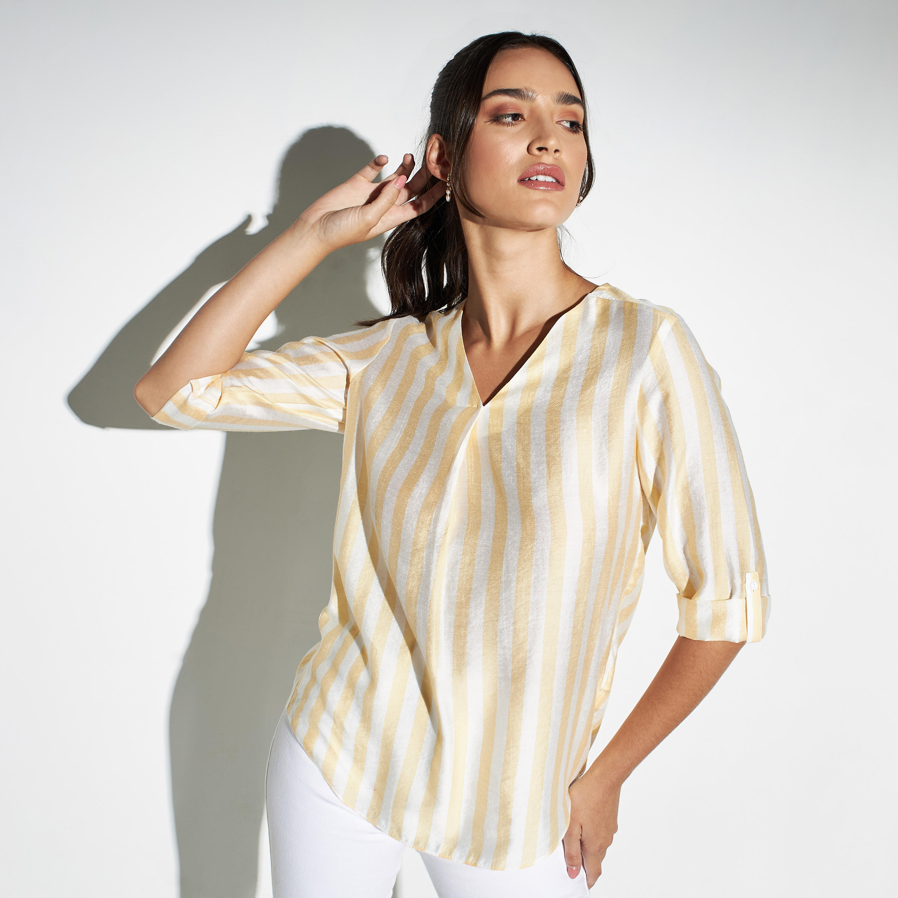 بلوزة مقلّمة بياقة V وأكمام مثنيّة لأعلى-women-clothing-shirtsandblouses-blouses-image-1