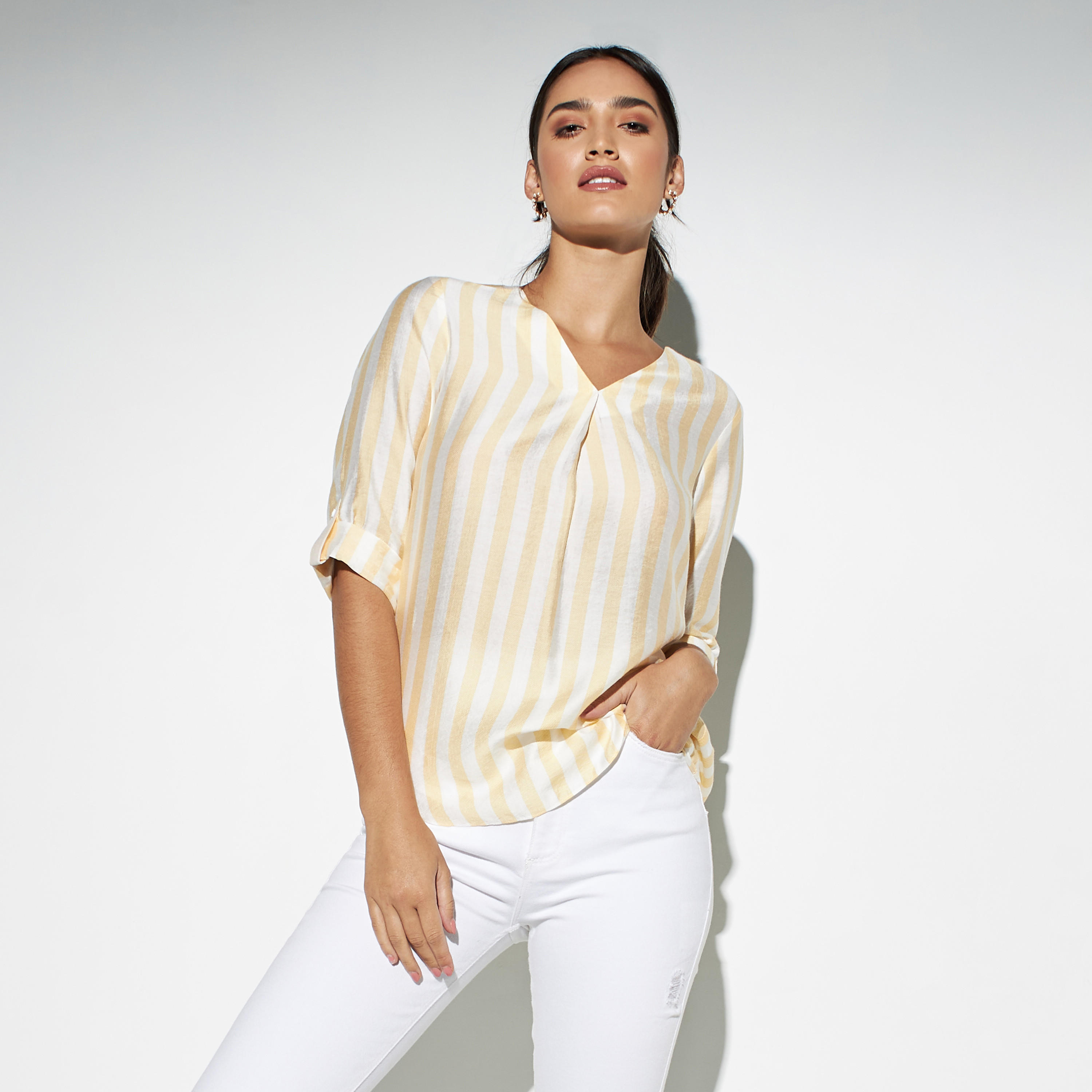 بلوزة مقلّمة بياقة V وأكمام مثنيّة لأعلى-women-clothing-shirtsandblouses-blouses-image-2