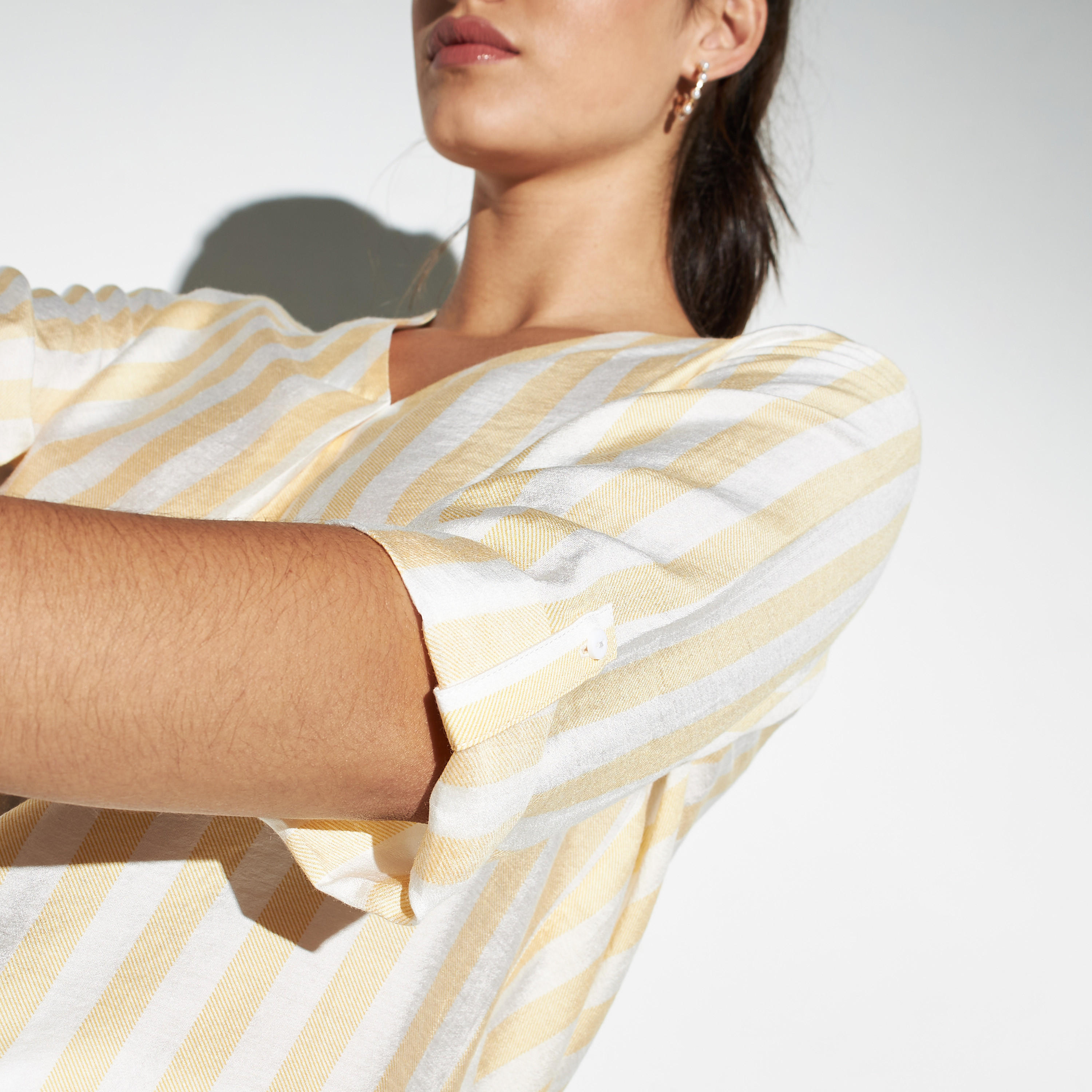 بلوزة مقلّمة بياقة V وأكمام مثنيّة لأعلى-women-clothing-shirtsandblouses-blouses-image-3