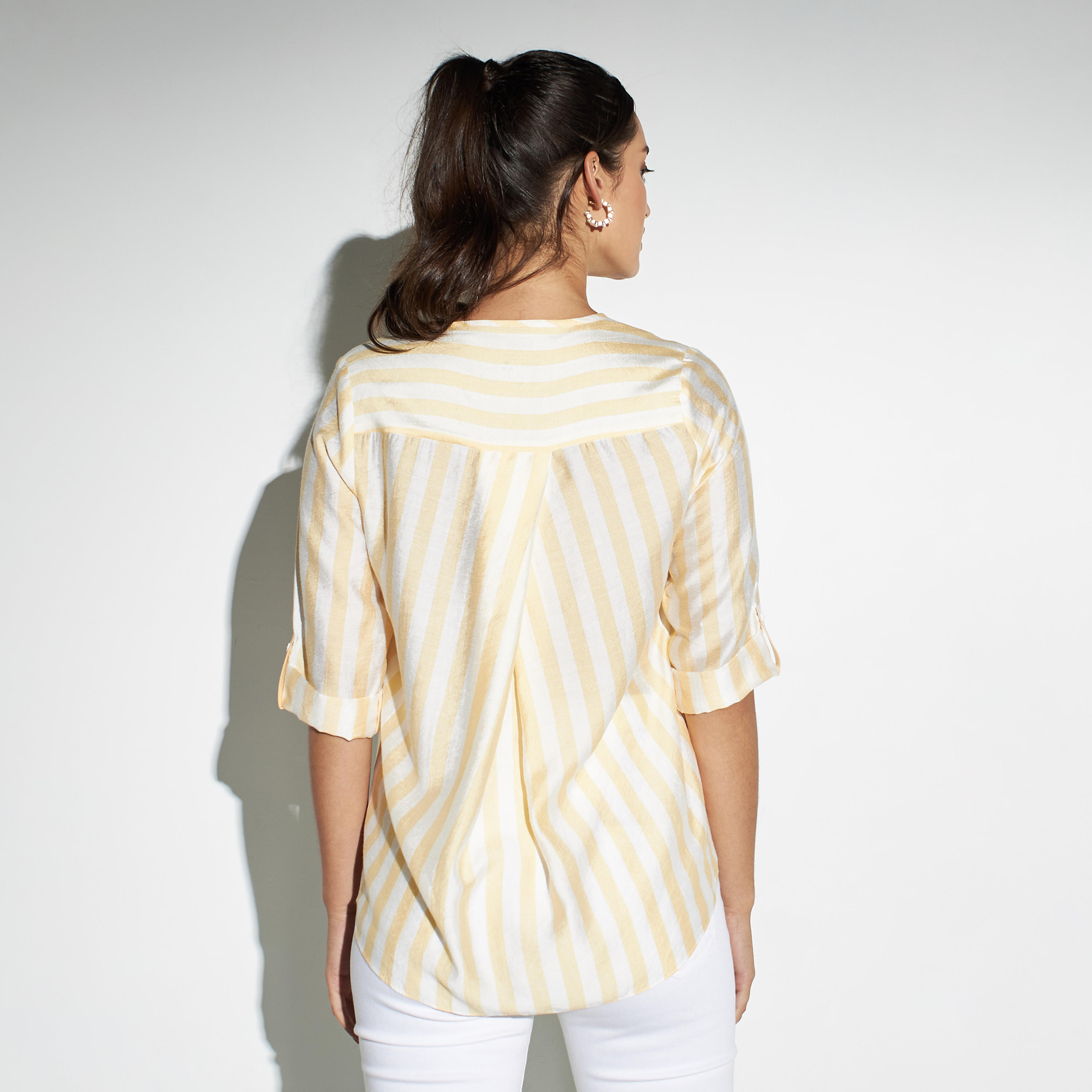 بلوزة مقلّمة بياقة V وأكمام مثنيّة لأعلى-women-clothing-shirtsandblouses-blouses-image-4