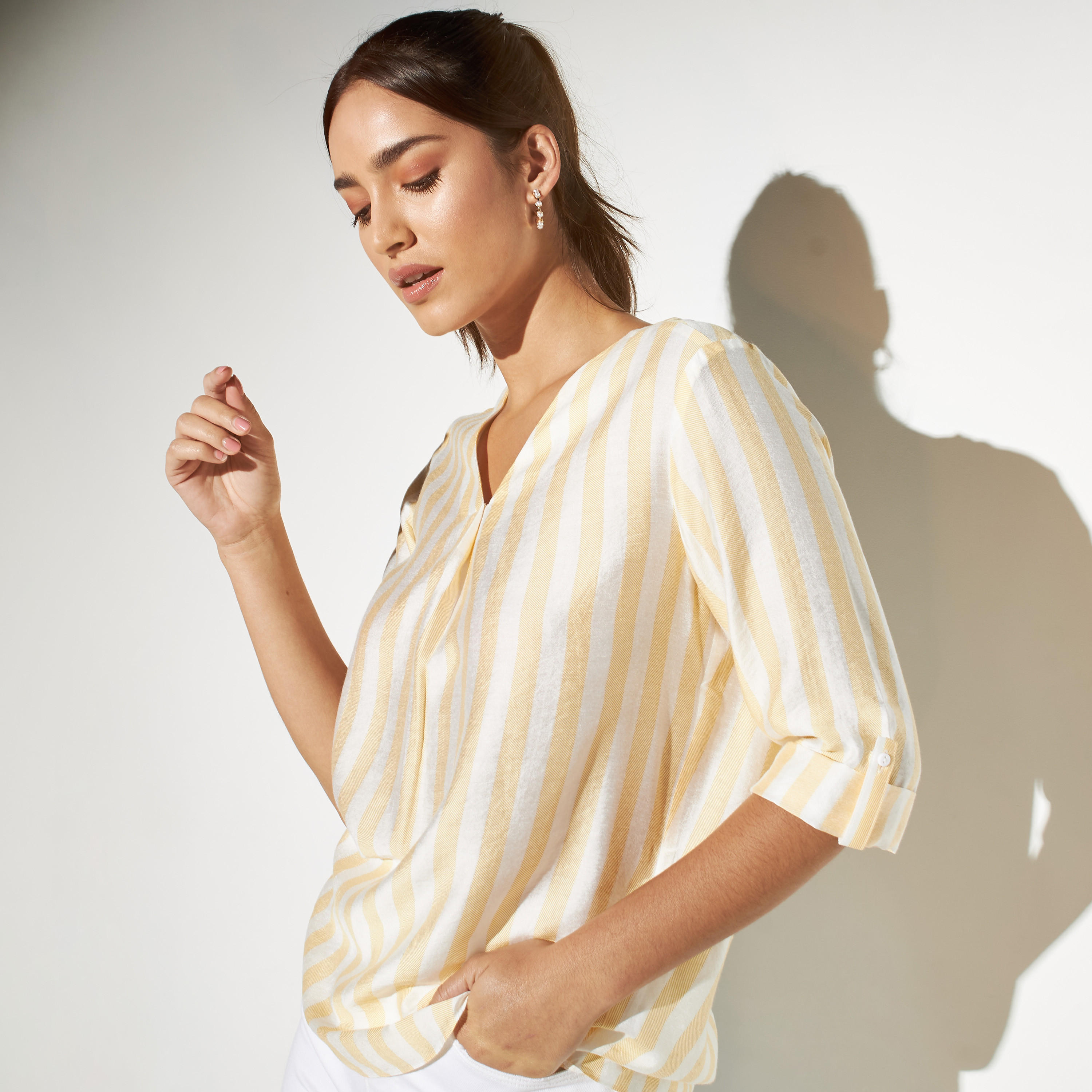 بلوزة مقلّمة بياقة V وأكمام مثنيّة لأعلى-women-clothing-shirtsandblouses-blouses-image-5