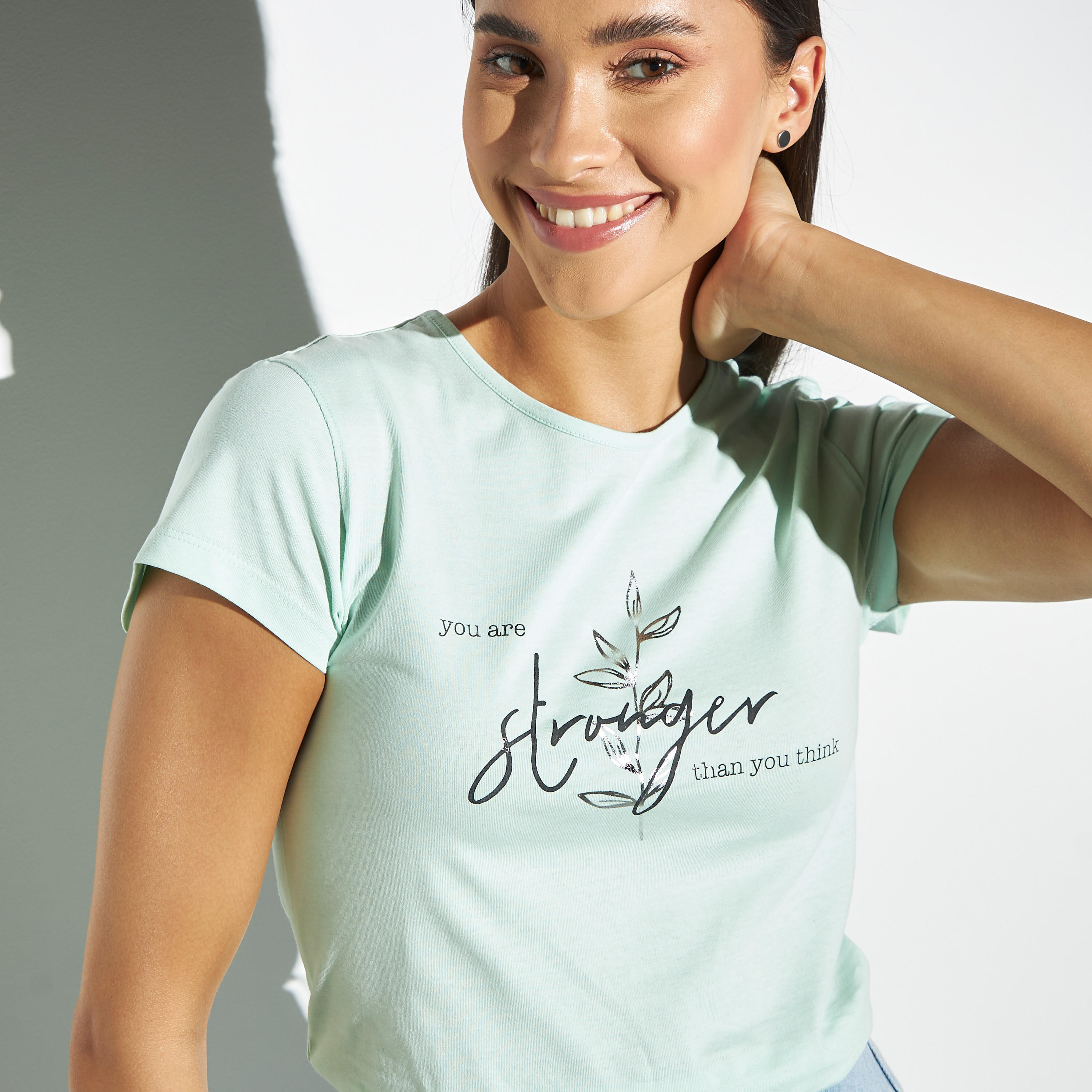 تيشيرت بأكمام قصيرة وطبعات شعار-women-clothing-tshirts-image-4