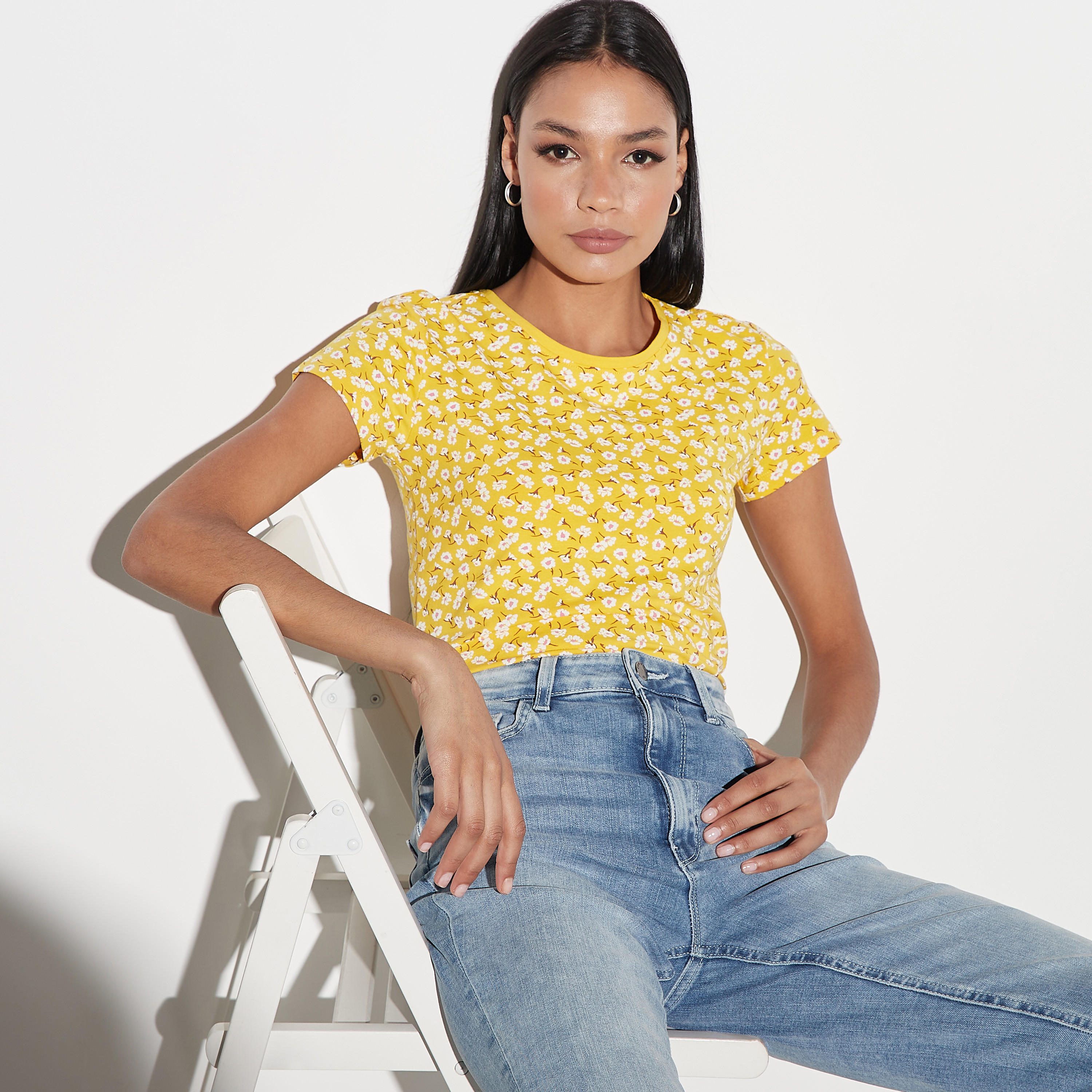 تيشيرت بياقة ضيّقة وأكمام قصيرة وطبعات أزهار-women-clothing-tshirts-image-1