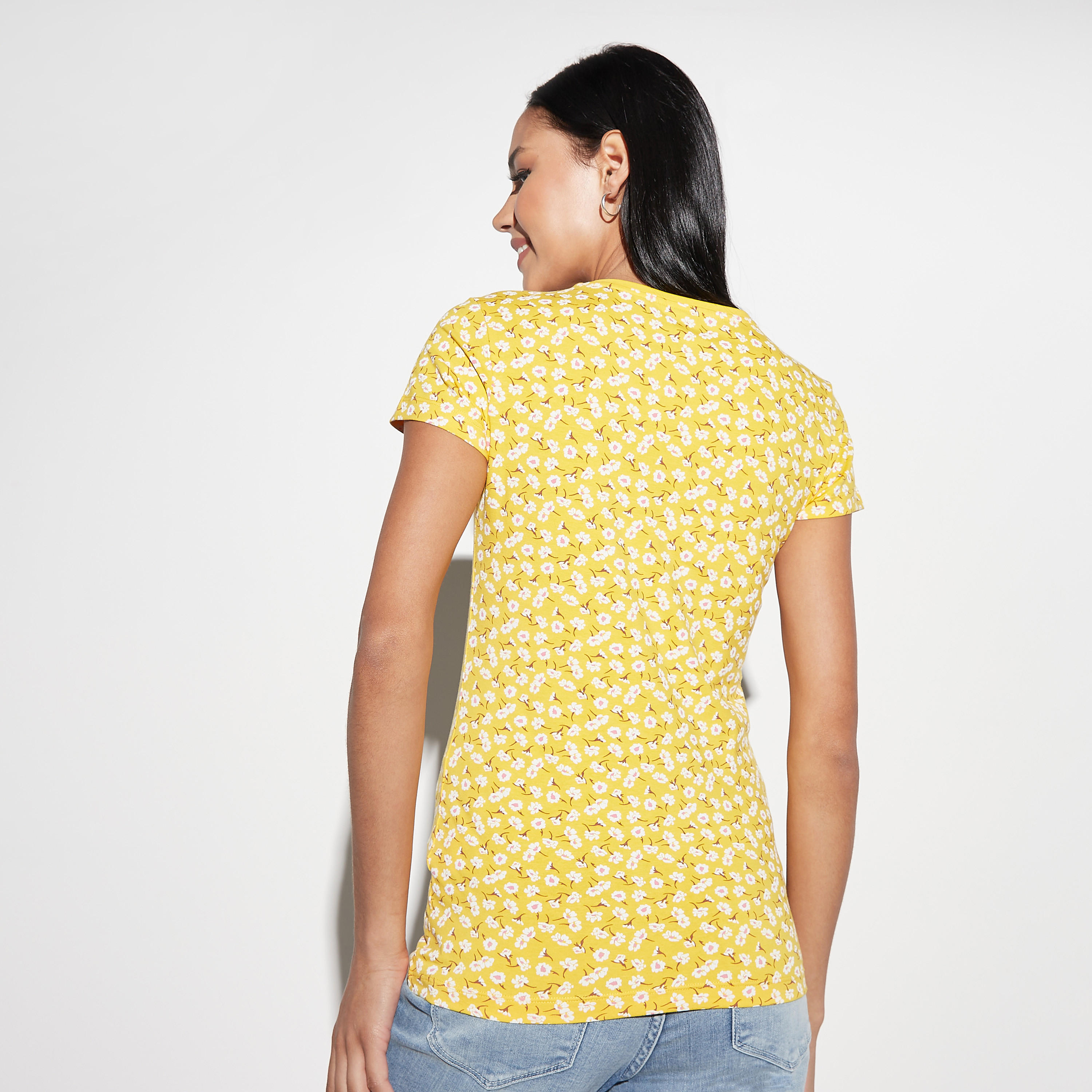 تيشيرت بياقة ضيّقة وأكمام قصيرة وطبعات أزهار-women-clothing-tshirts-image-2