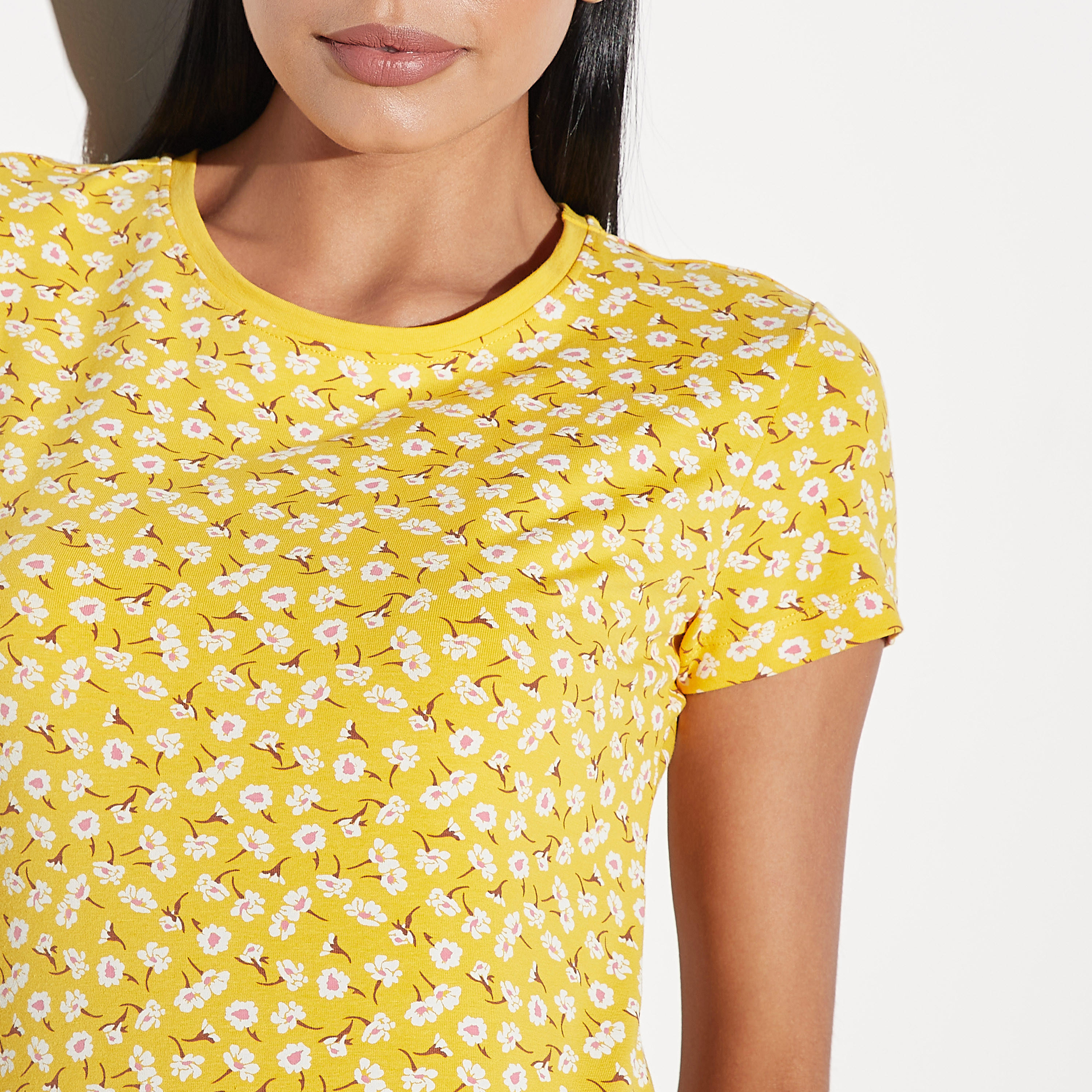 تيشيرت بياقة ضيّقة وأكمام قصيرة وطبعات أزهار-women-clothing-tshirts-image-3