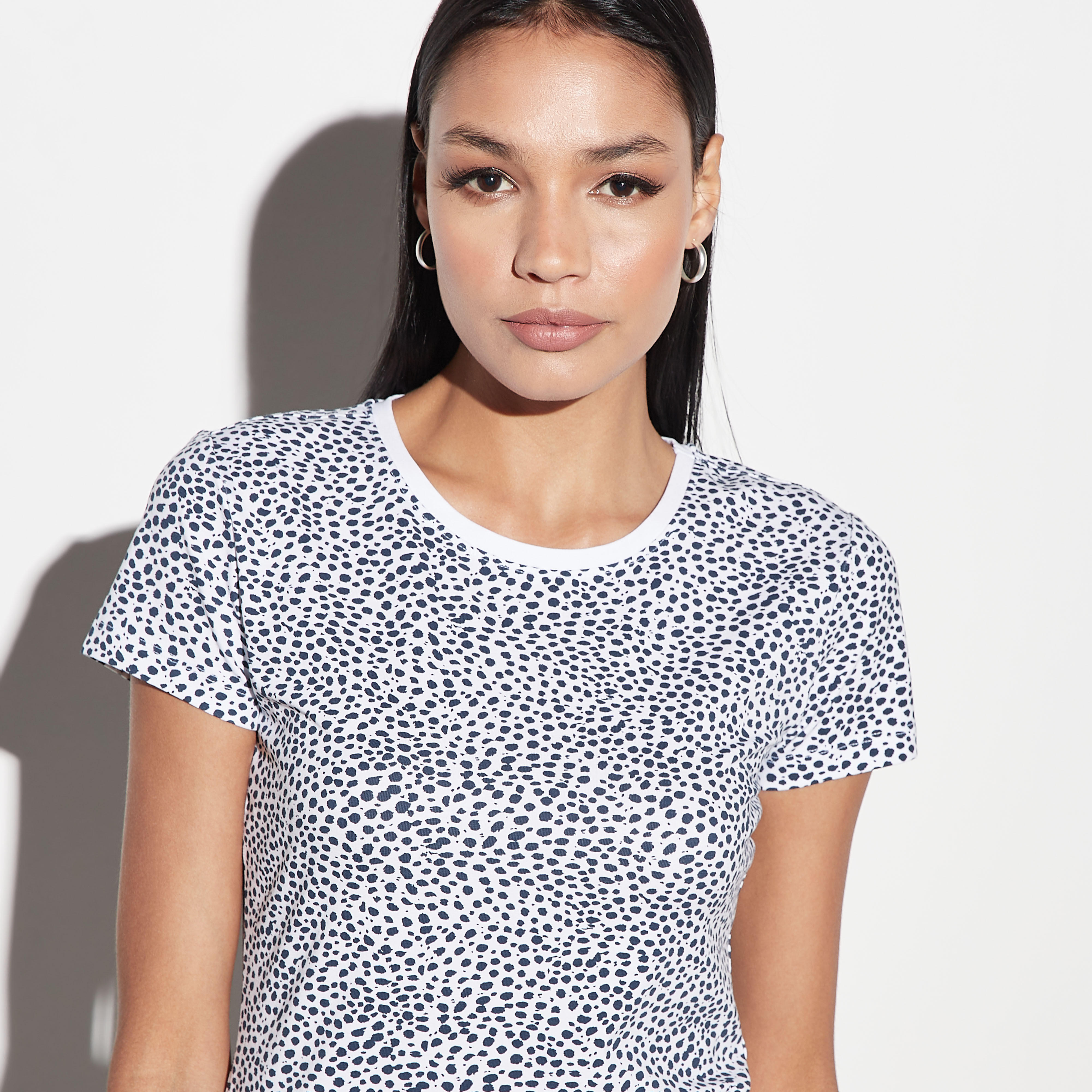 تيشيرت بياقة ضيّقة وأكمام قصيرة وطبعات-women-clothing-tshirts-image-1