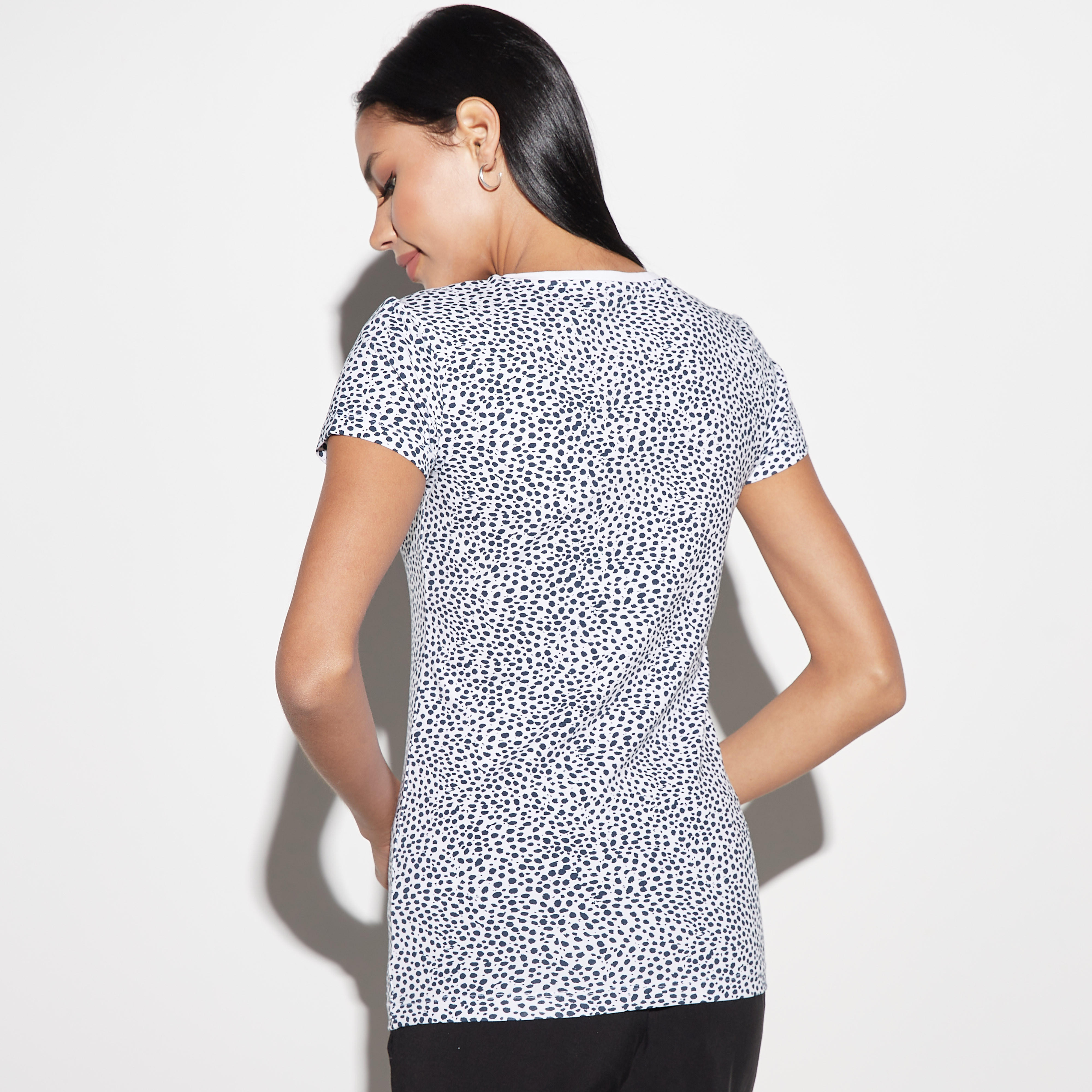تيشيرت بياقة ضيّقة وأكمام قصيرة وطبعات-women-clothing-tshirts-image-3