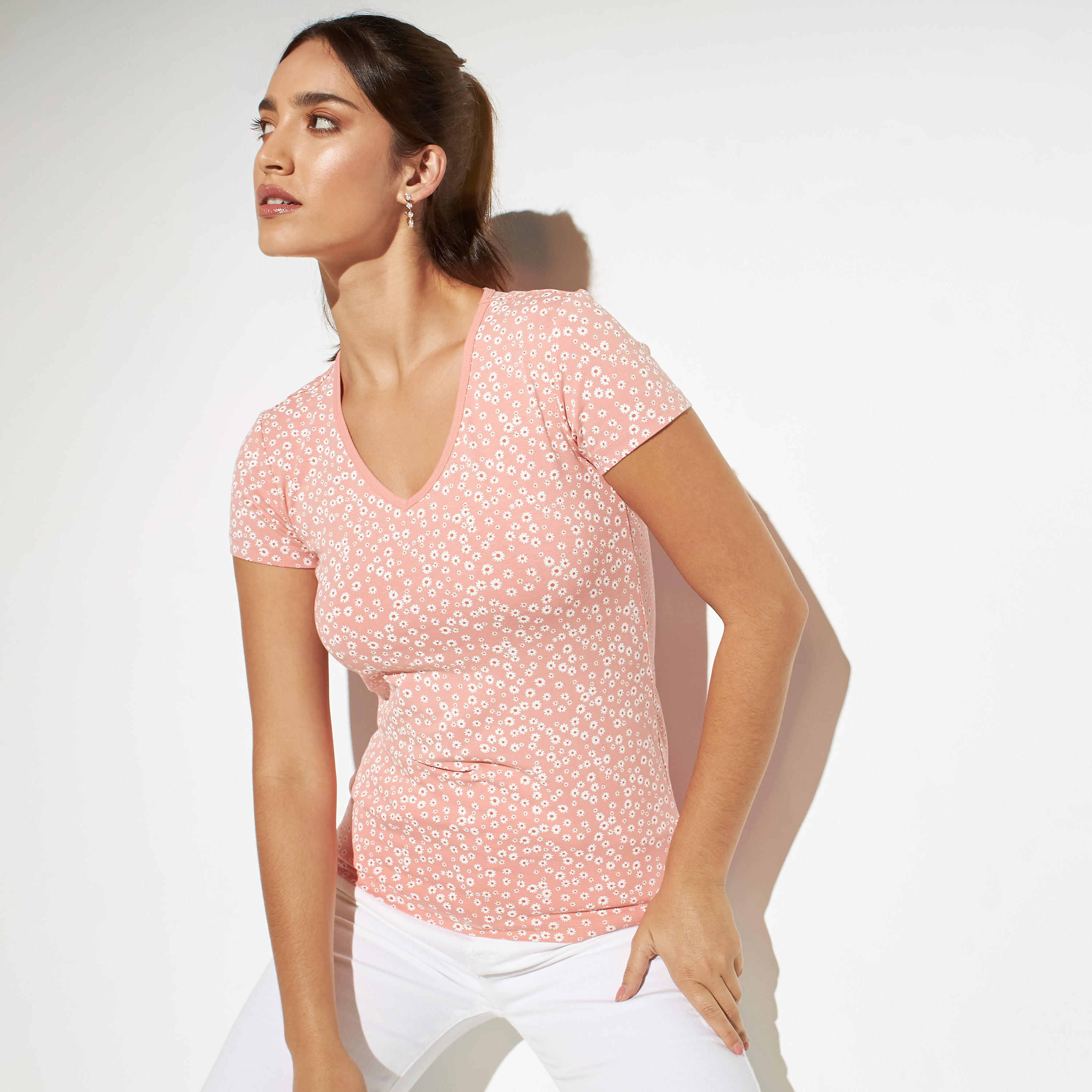 تيشيرت بياقة v وأكمام قصيرة وطبعات-women-clothing-tshirts-image-4