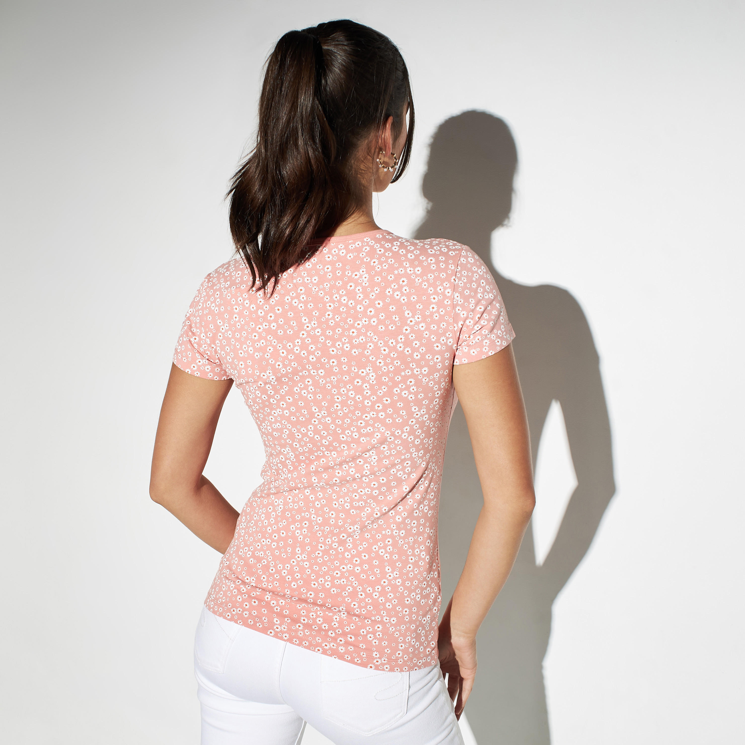تيشيرت بياقة v وأكمام قصيرة وطبعات-women-clothing-tshirts-image-5