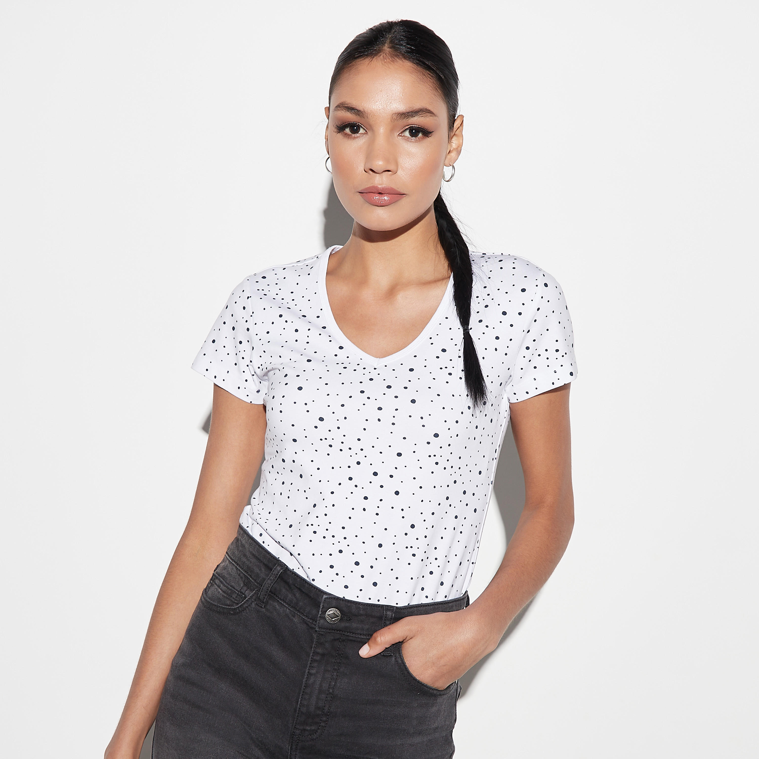 قميص بأكمام طويلة وياقة V وطبعات-women-clothing-tshirts-image-1