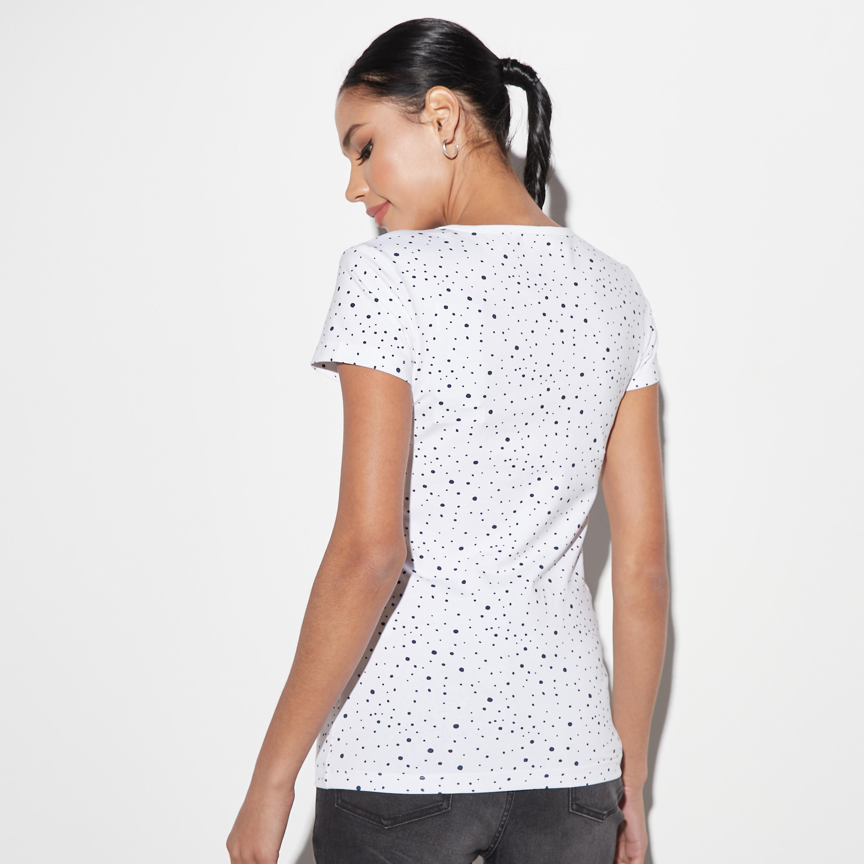 قميص بأكمام طويلة وياقة V وطبعات-women-clothing-tshirts-image-2