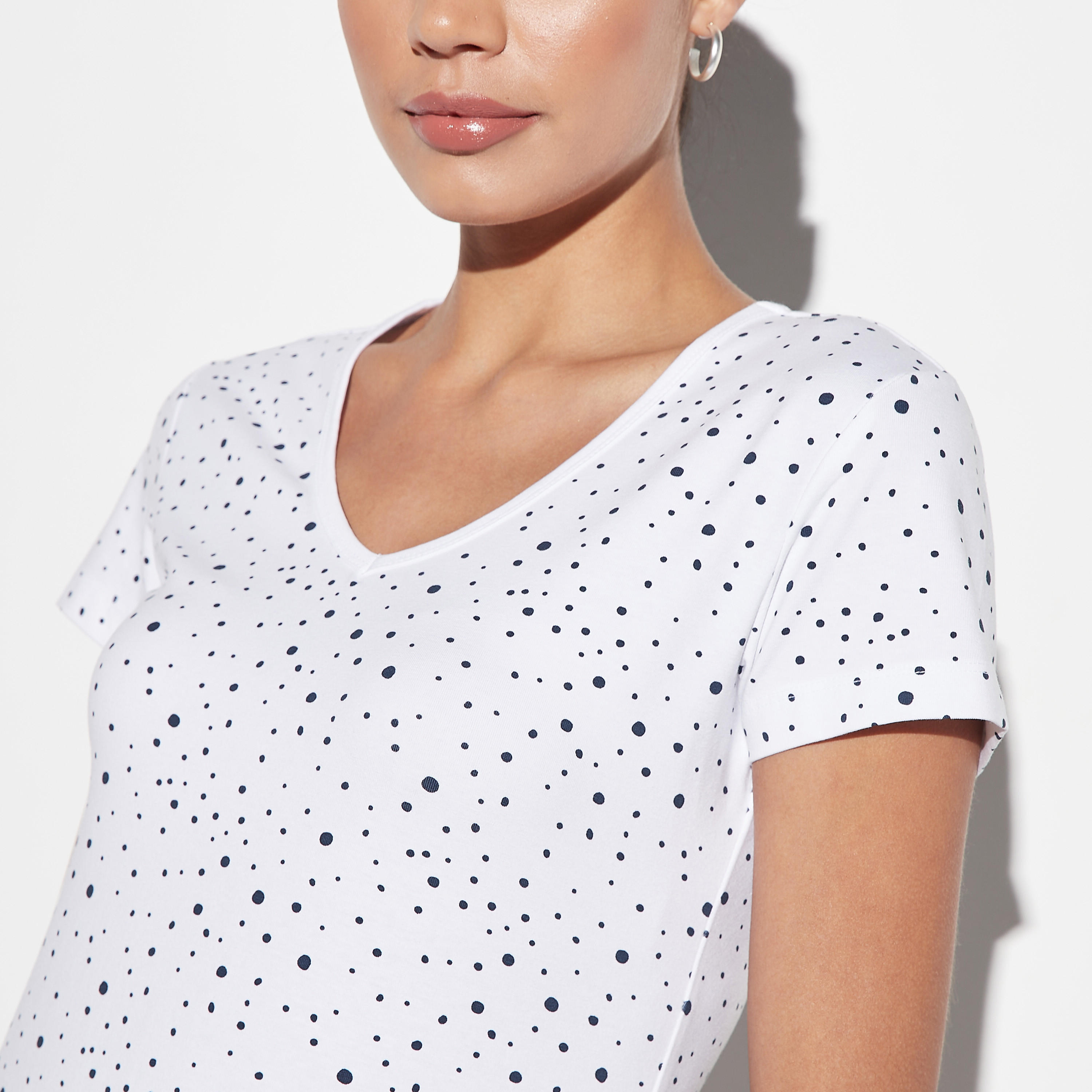 قميص بأكمام طويلة وياقة V وطبعات-women-clothing-tshirts-image-3