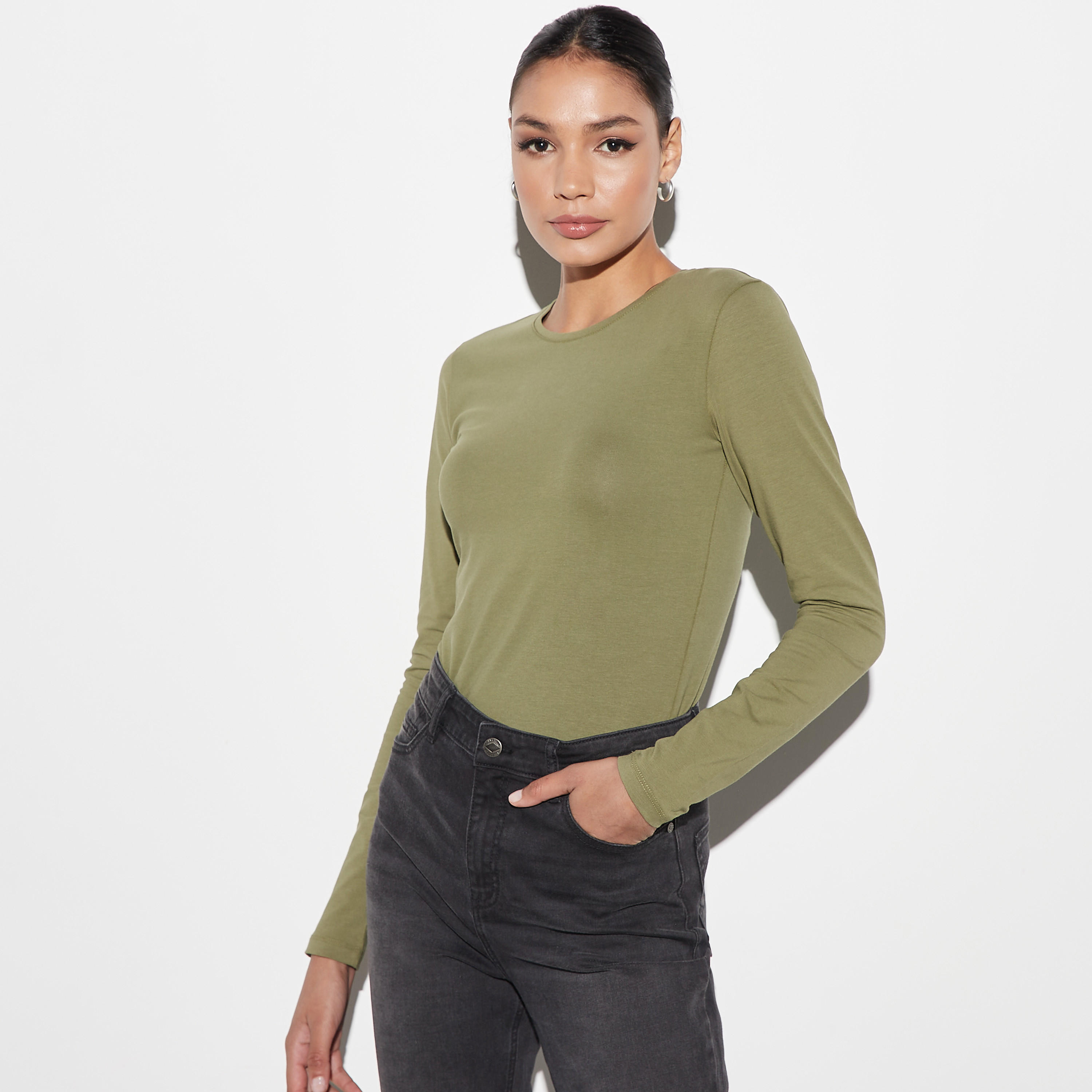 تيشيرت سادة بياقة ضيّقة وأكمام طويلة-women-clothing-tshirts-image-4