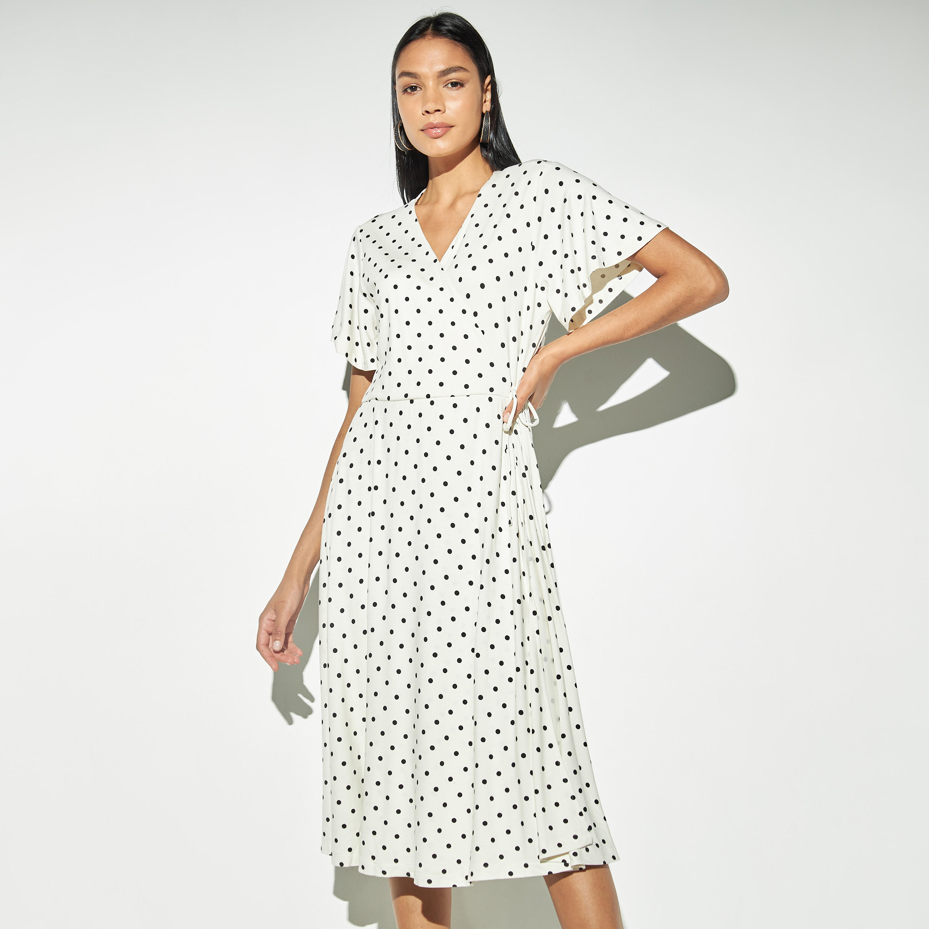 فستان ملفوف بطبعات منقّطة وأكمام واسعة وأربطة-women-clothing-dresses-image-1