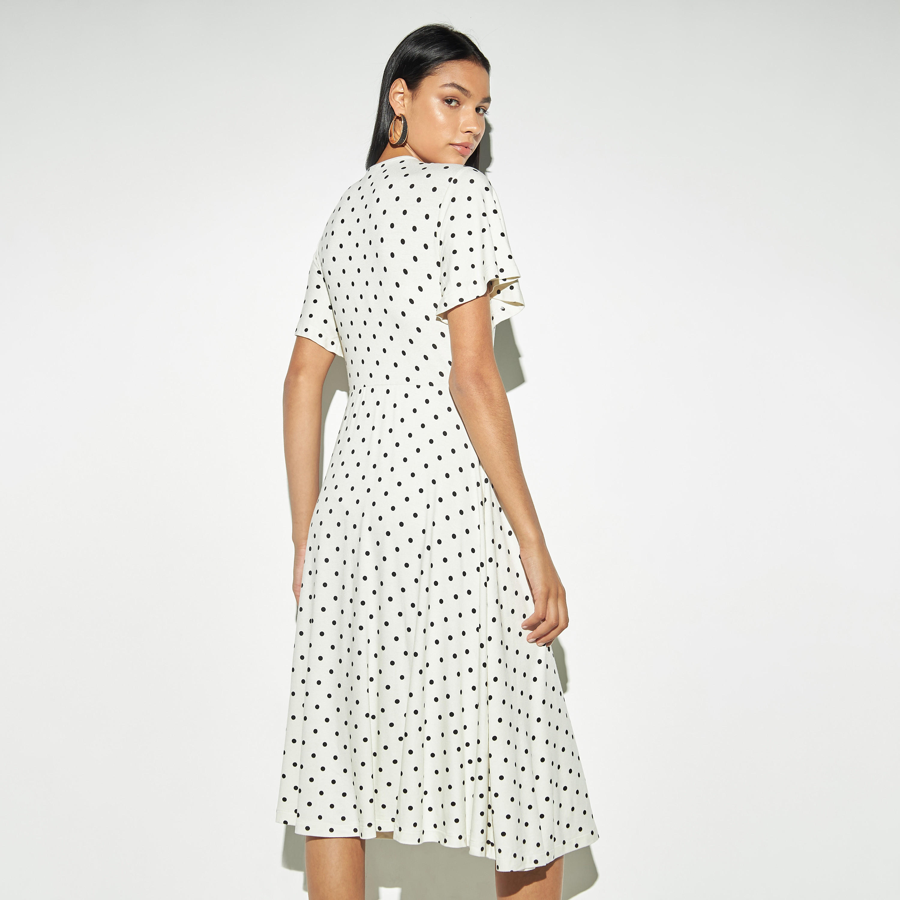 فستان ملفوف بطبعات منقّطة وأكمام واسعة وأربطة-women-clothing-dresses-image-3
