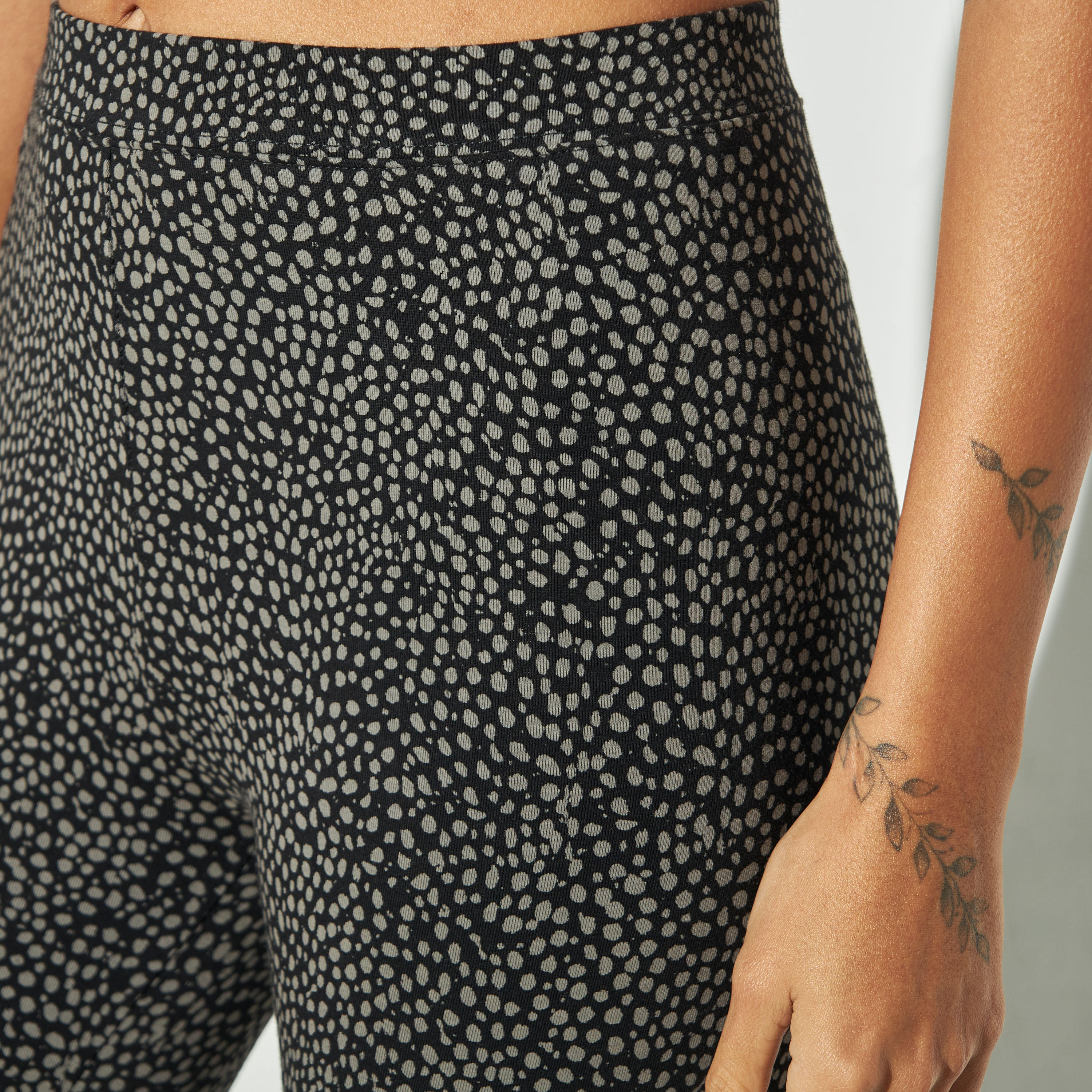 بنطلون ليقنز بقصة ضيقة وخصر مطاطي وطبعات-women-clothing-bottoms-leggings-image-4