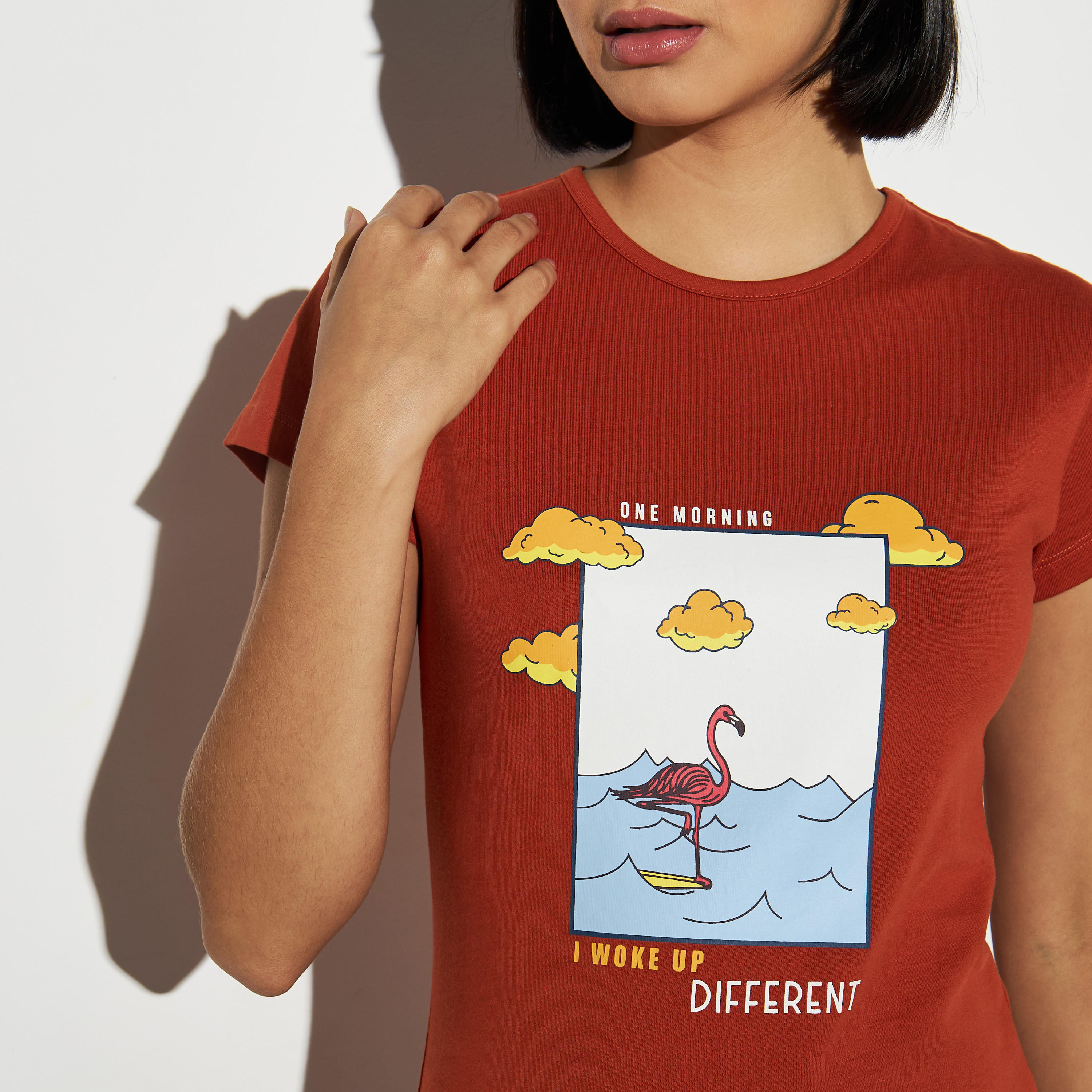 تيشيرت بياقة ضيقة وأكمام كاب وطبعات-women-clothing-tshirts-image-4