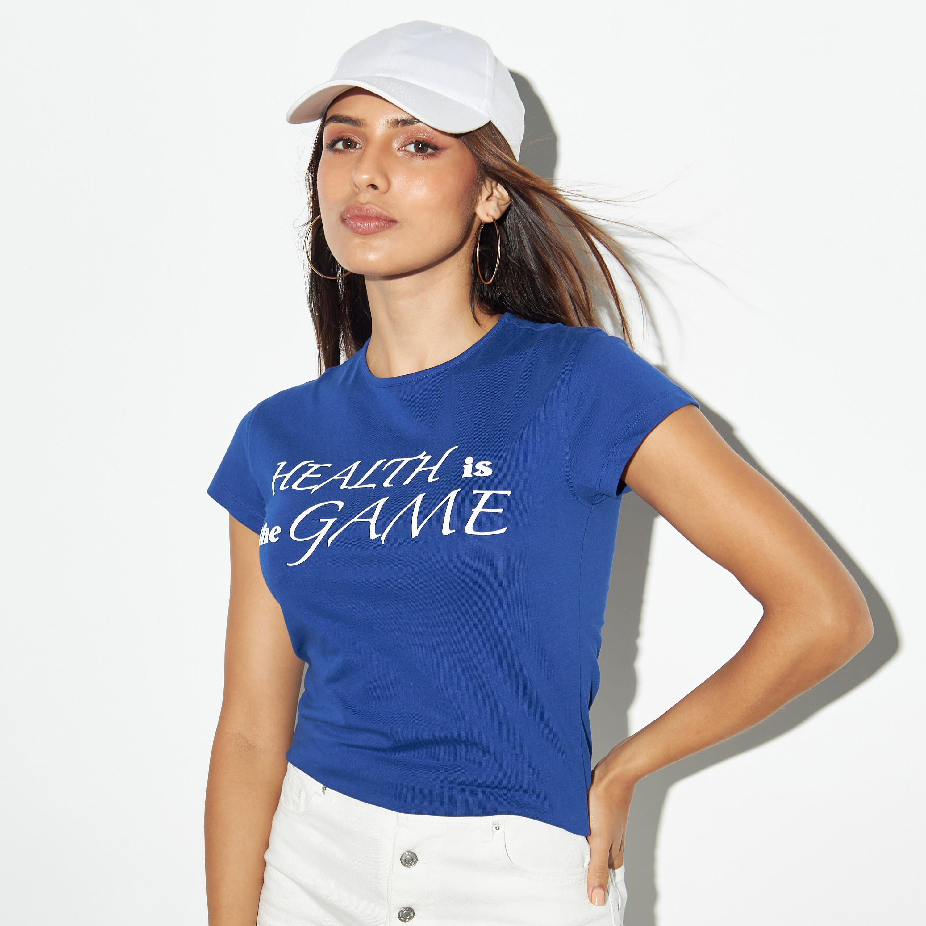 تيشيرت بياقة ضيّقة وأكمام كاب وطبعات شعار-women-clothing-tshirts-image-1