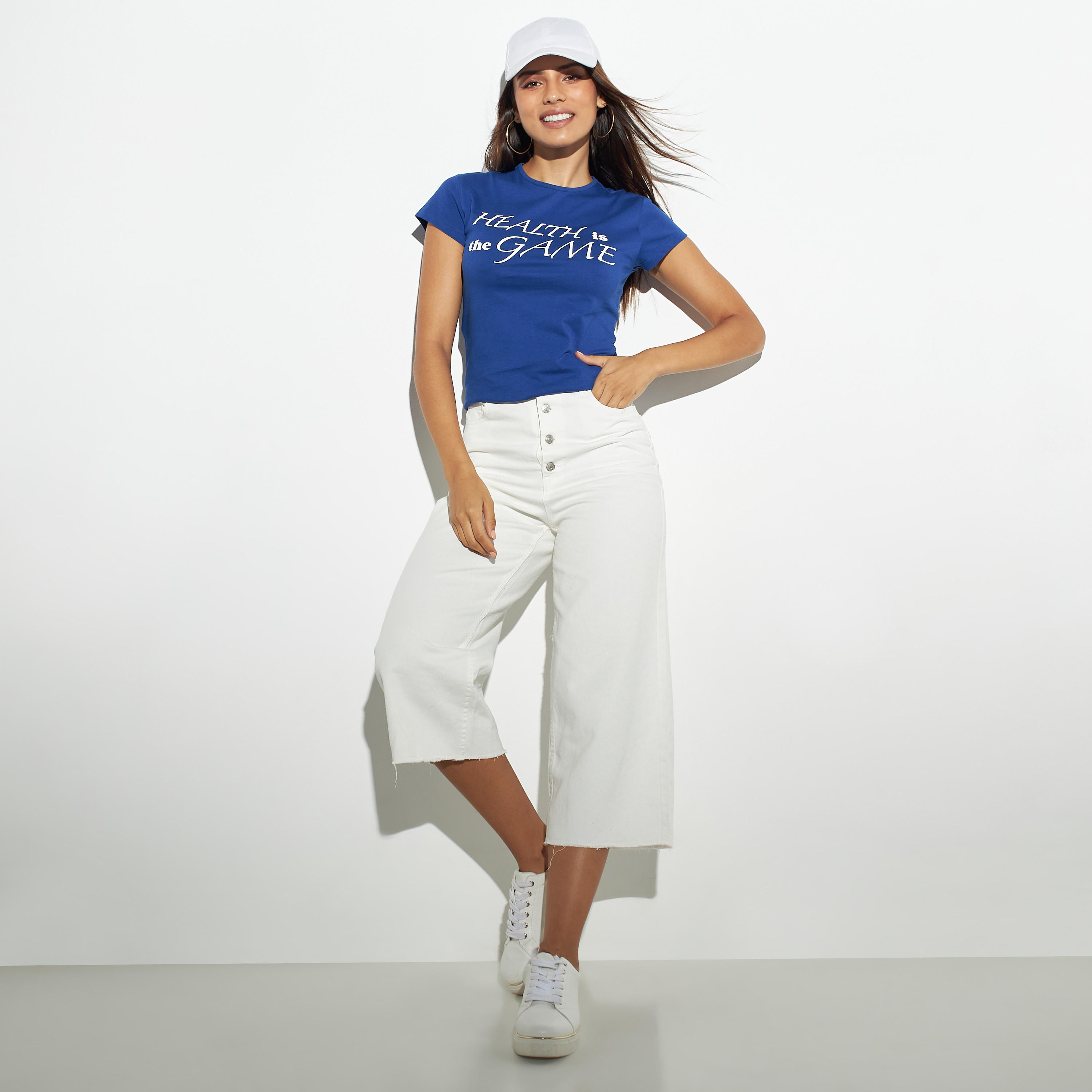 تيشيرت بياقة ضيّقة وأكمام كاب وطبعات شعار-women-clothing-tshirts-image-2