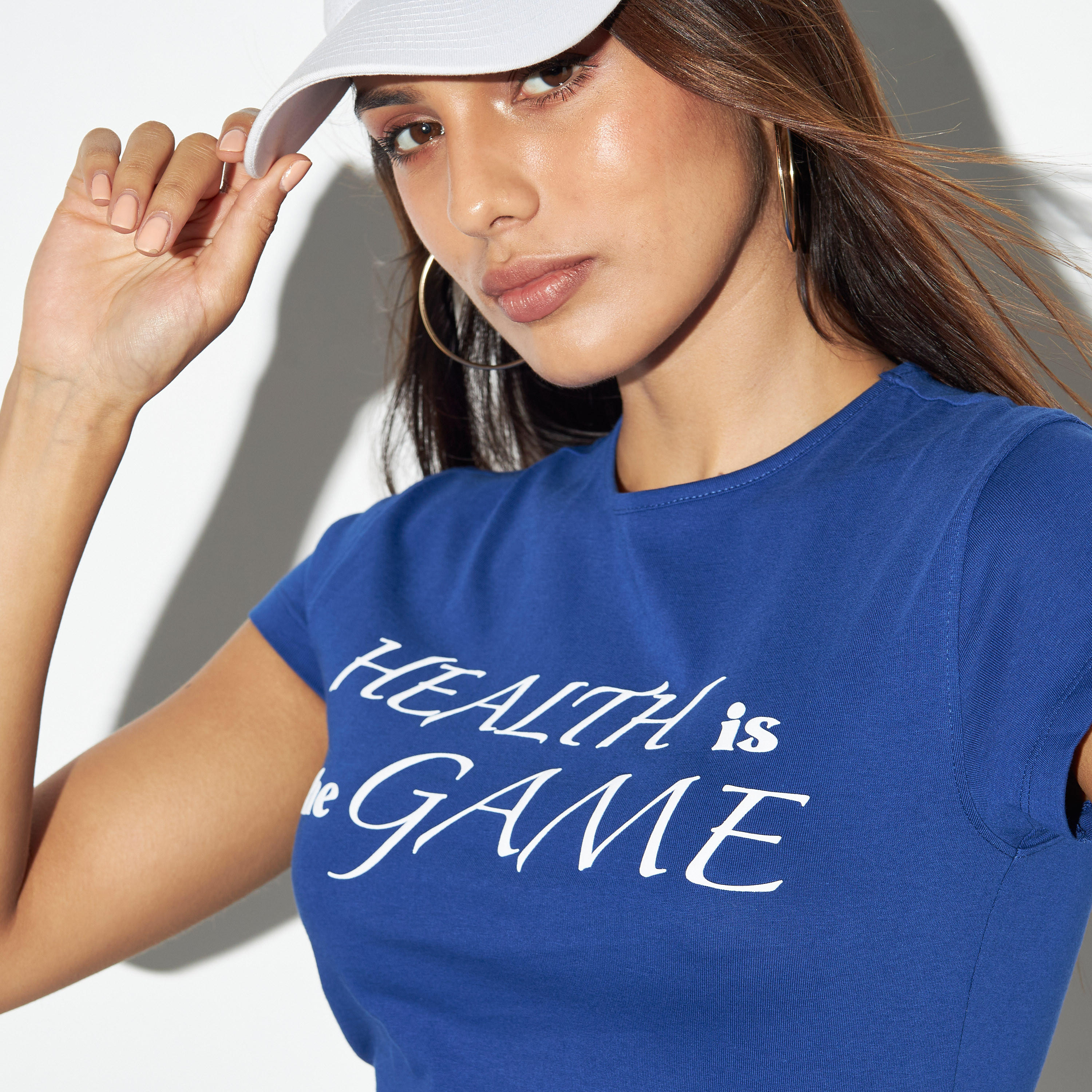 تيشيرت بياقة ضيّقة وأكمام كاب وطبعات شعار-women-clothing-tshirts-image-4
