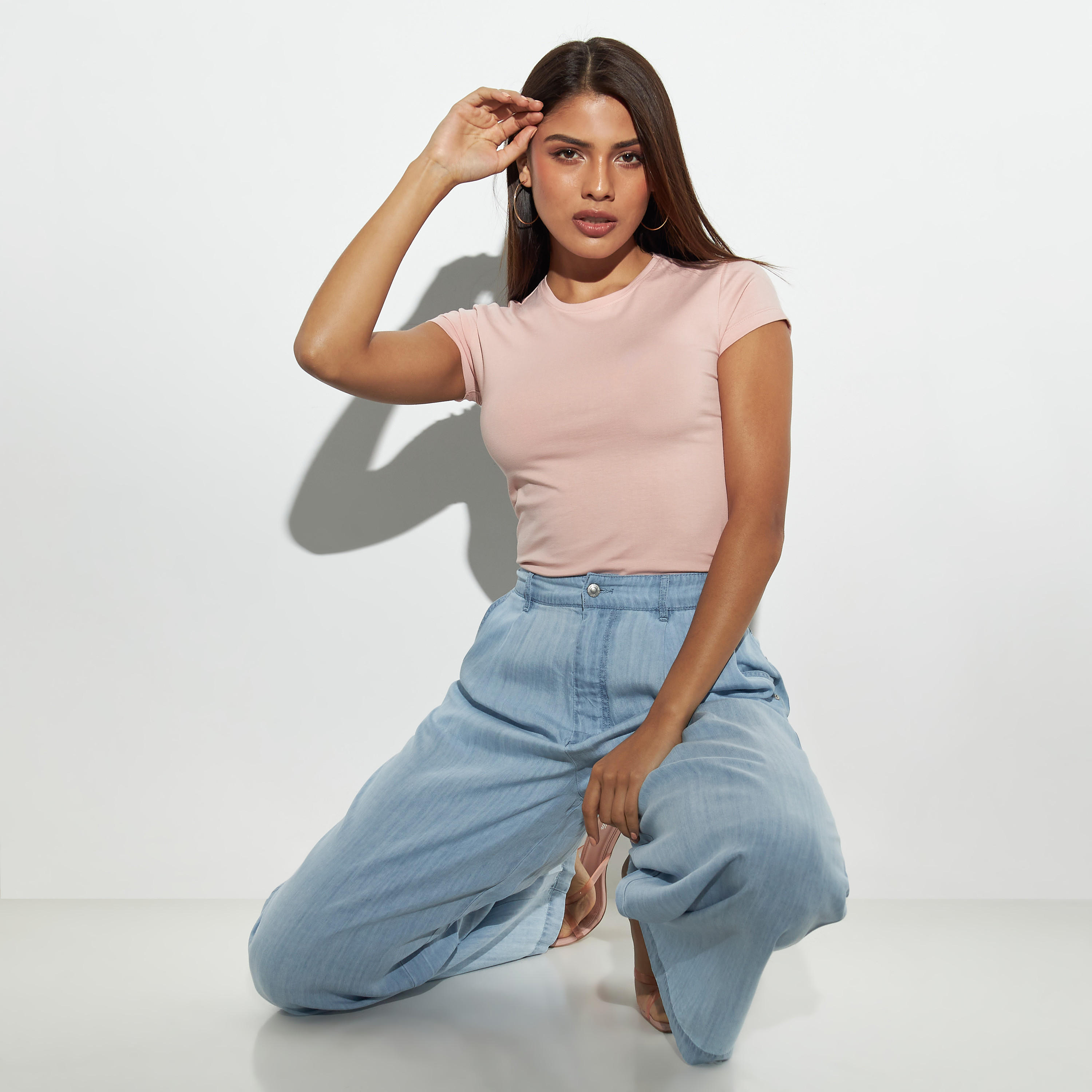 تيشيرت بياقة ضيقة وأكمام كاب-women-clothing-tshirts-image-3