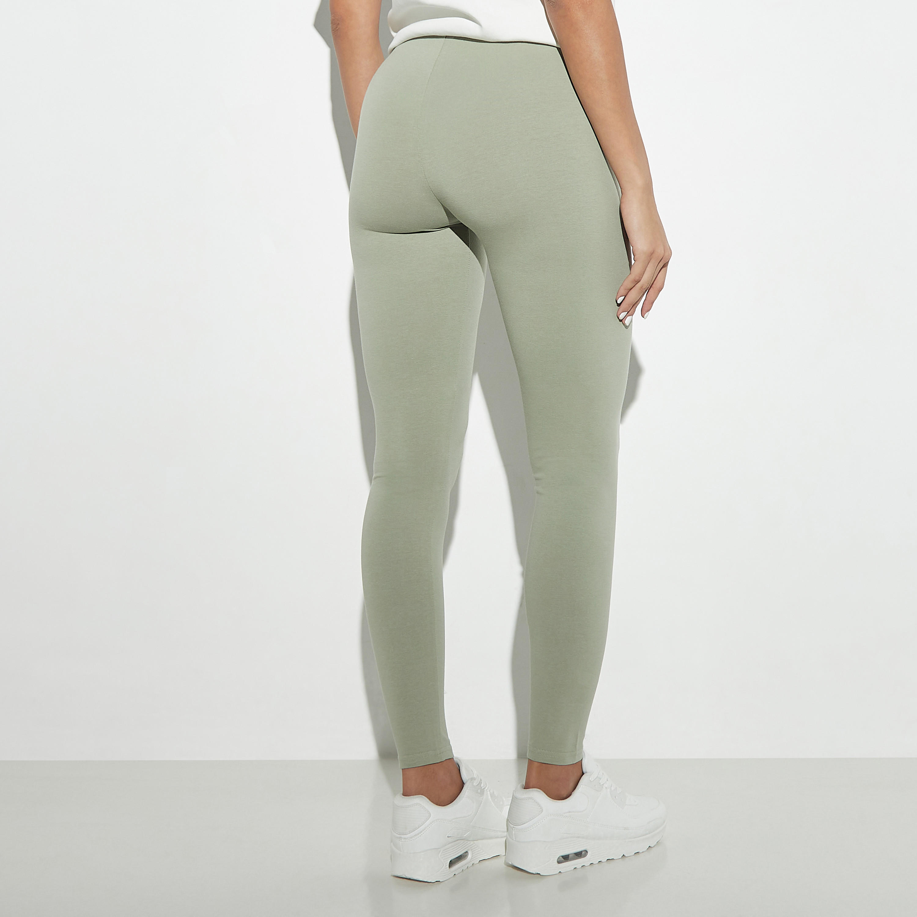 بنطلون ليقنز سادة بخصر مطّاطي-women-clothing-bottoms-leggings-image-3