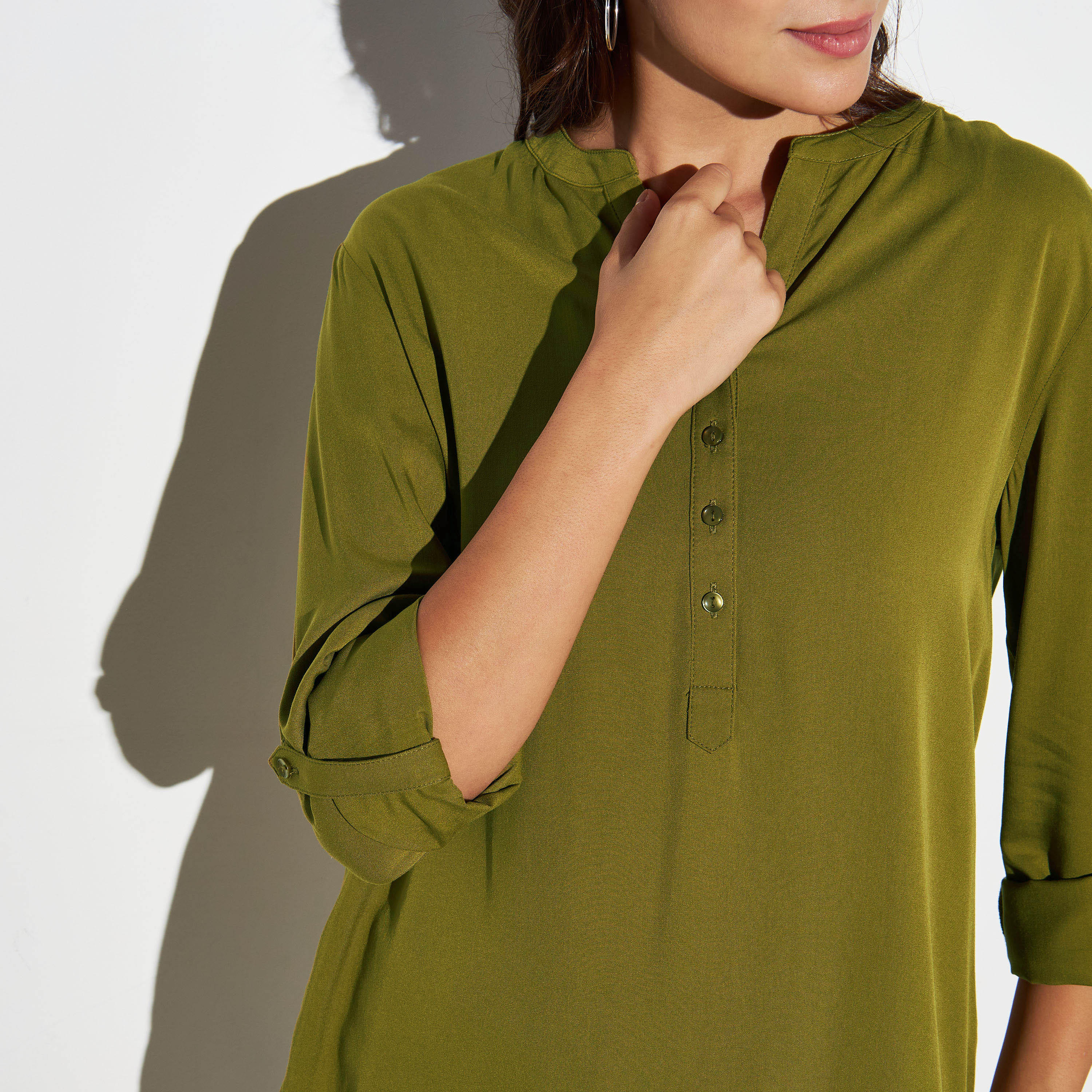 بلوزة بحواف غير مستوية الطول وأكمام ملفوفة-women-clothing-shirtsandblouses-blouses-image-2