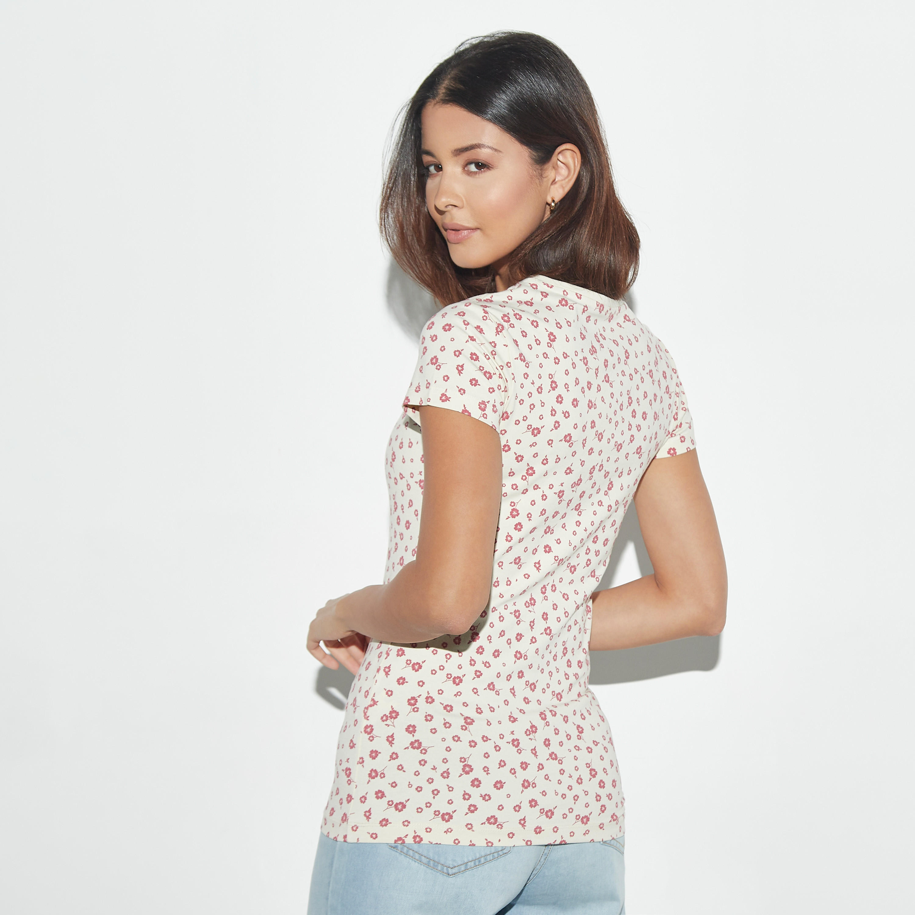 تيشيرت بياقة مستديرة وأكمام كاب وطبعات أزهار-women-clothing-tshirts-image-3