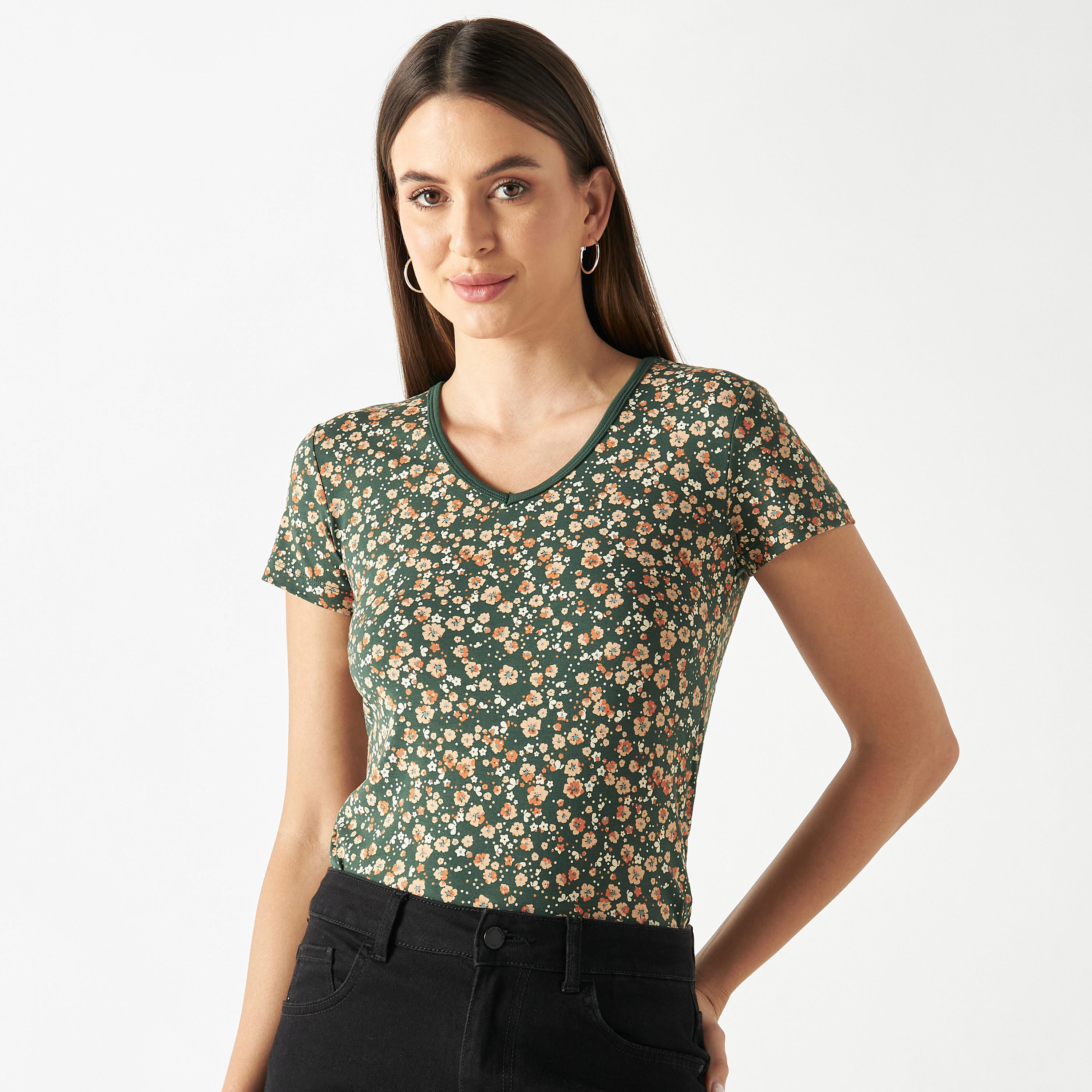 تيشيرت بياقة V وطبعات أزهار-women-clothing-tshirts-image-1