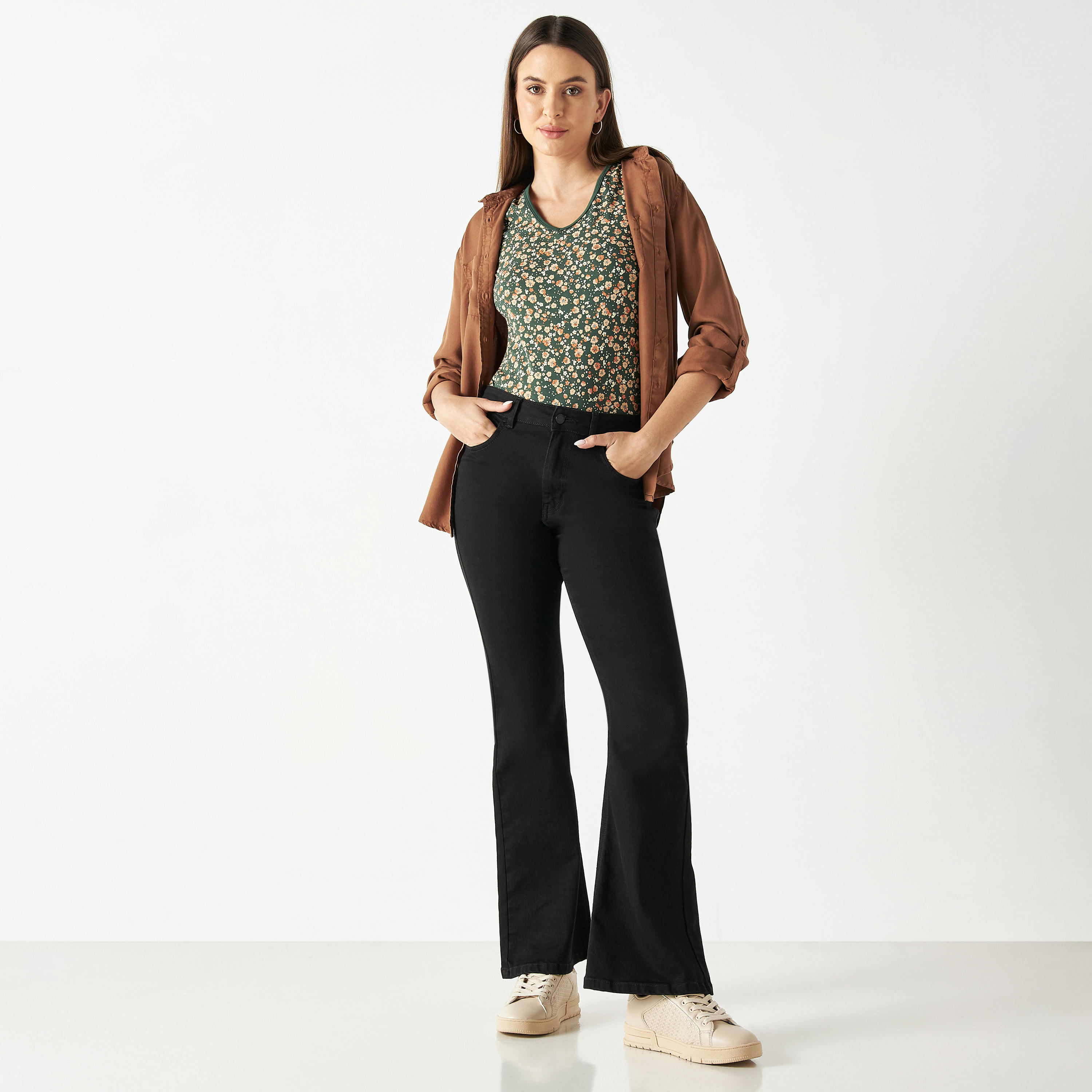 تيشيرت بياقة V وطبعات أزهار-women-clothing-tshirts-image-2
