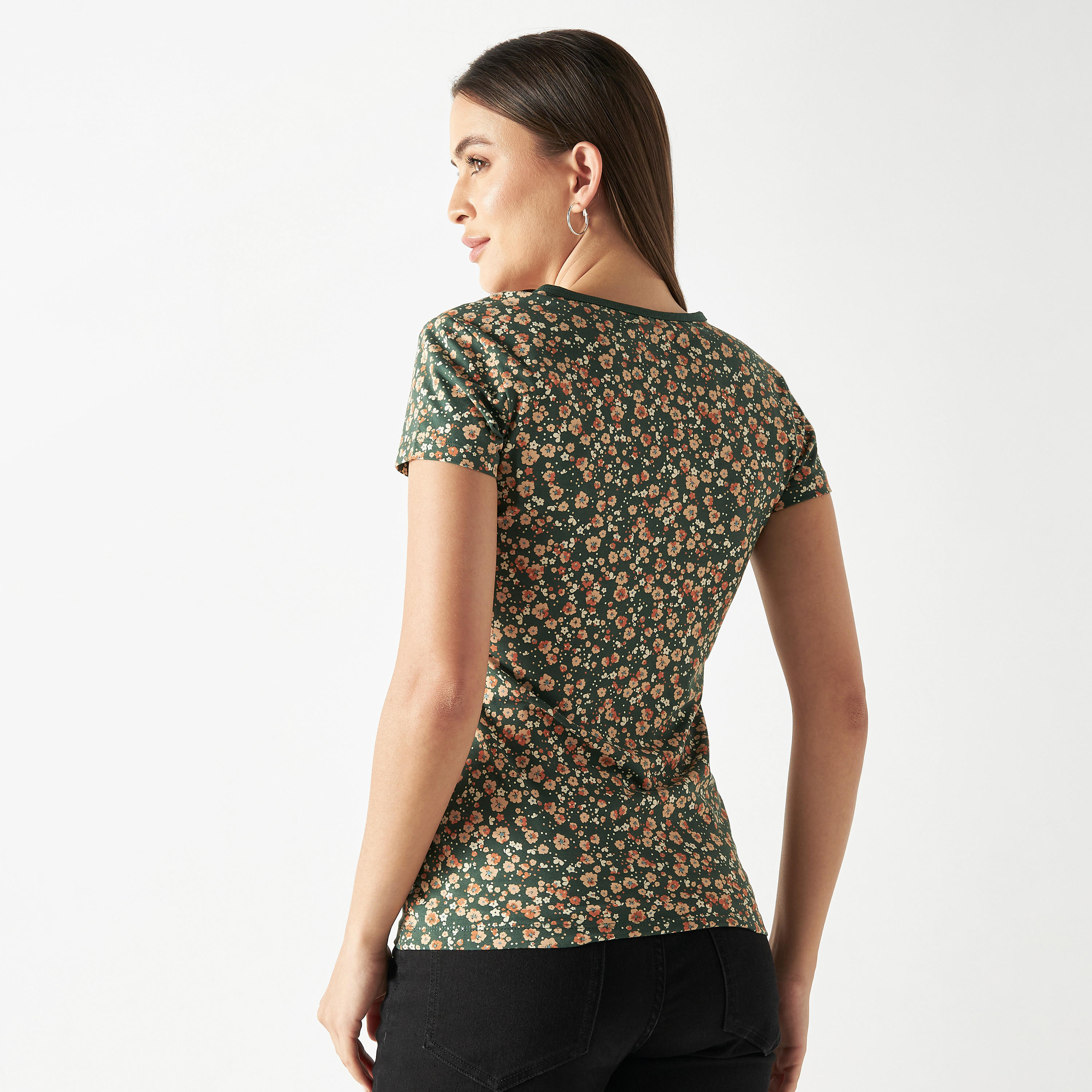 تيشيرت بياقة V وطبعات أزهار-women-clothing-tshirts-image-3