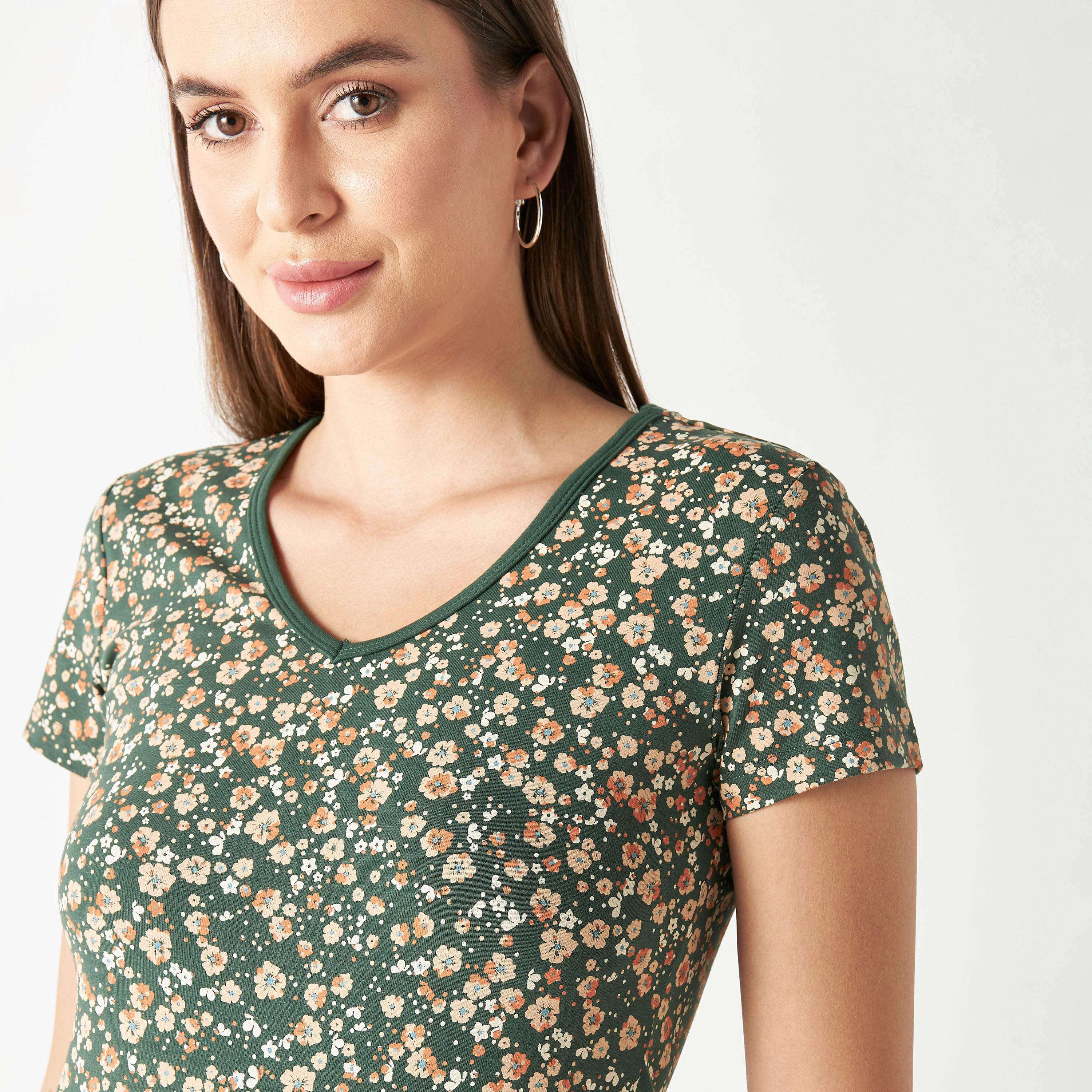 تيشيرت بياقة V وطبعات أزهار-women-clothing-tshirts-image-4