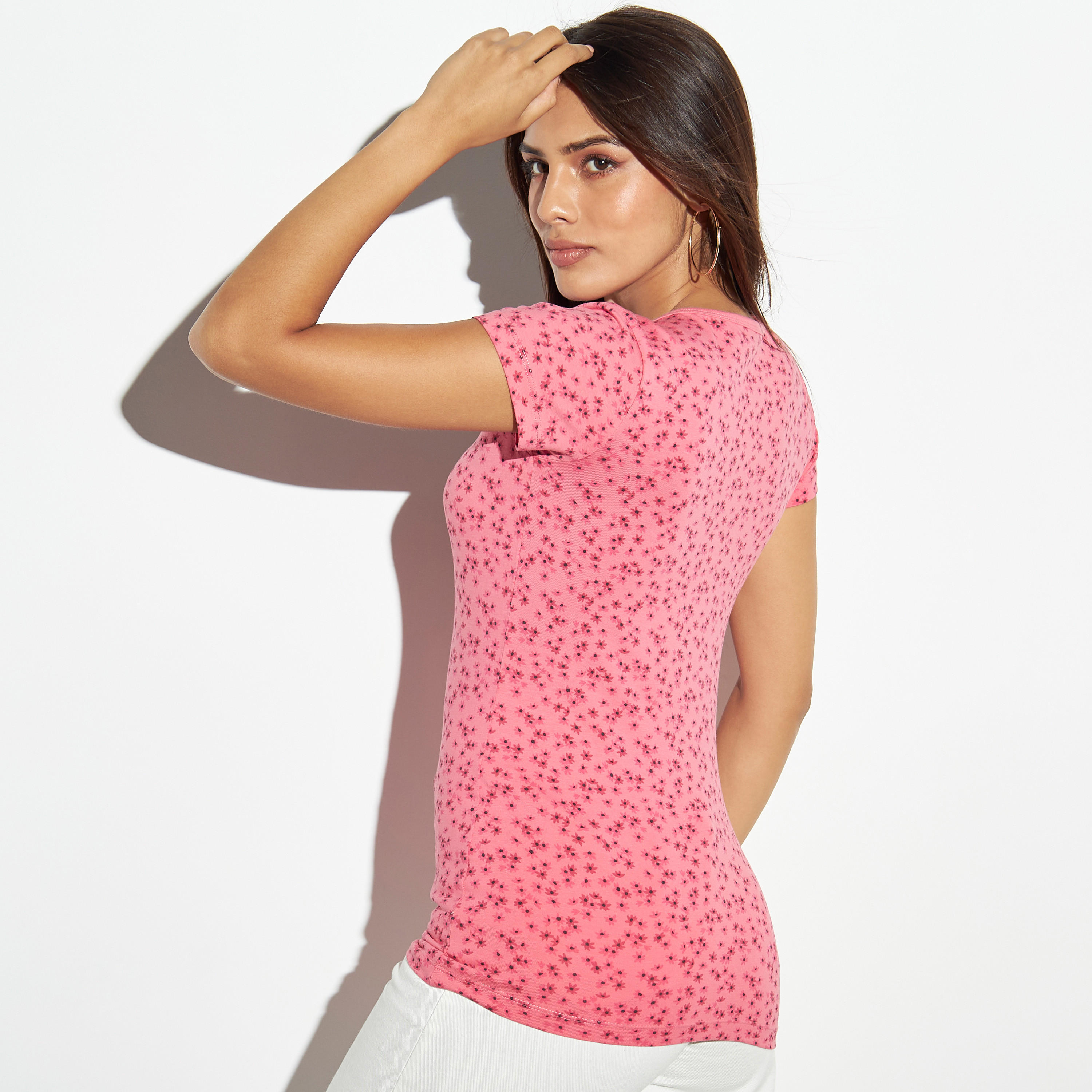 تيشيرت بياقة v وأكمام كاب وطبعات-women-clothing-tshirts-image-3