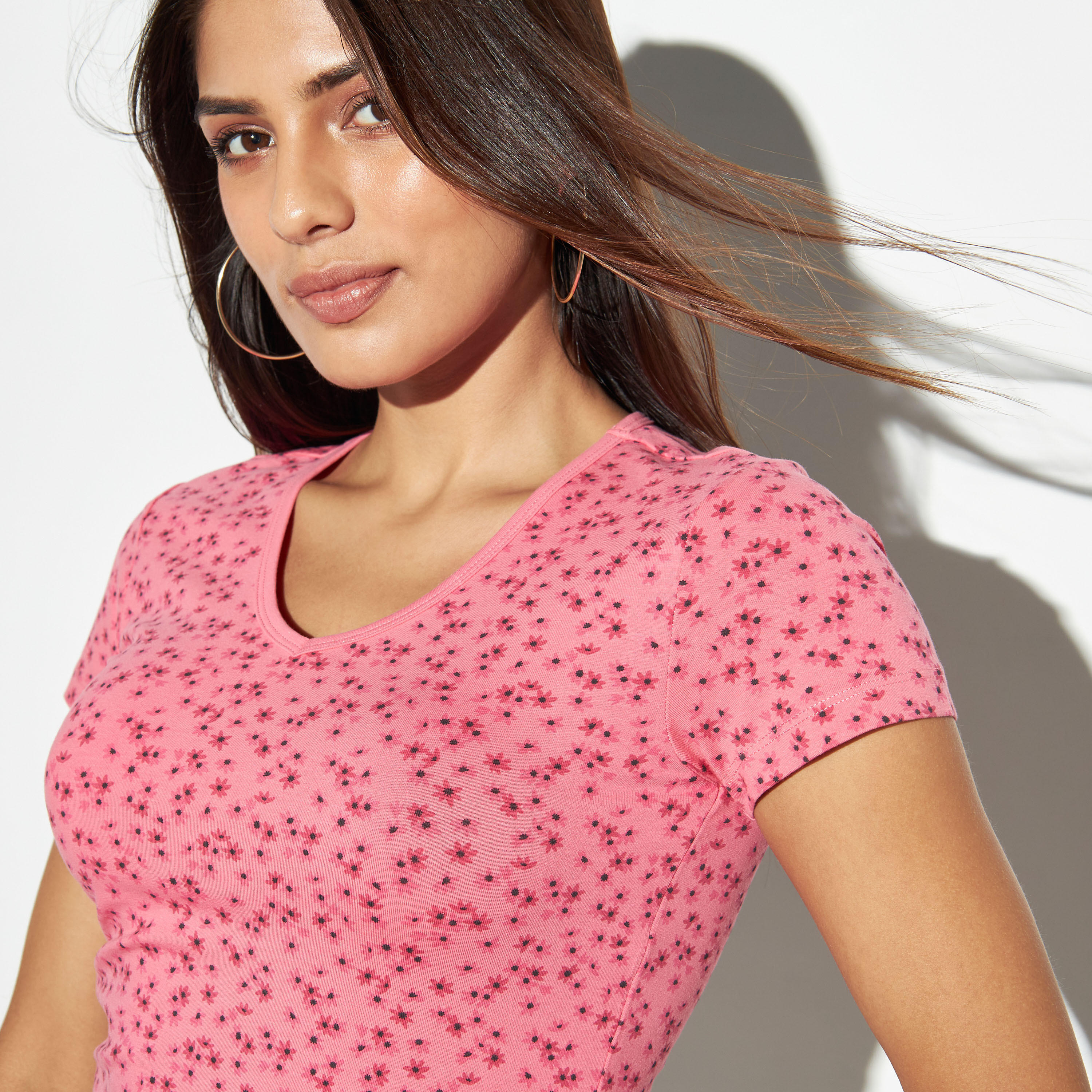 تيشيرت بياقة v وأكمام كاب وطبعات-women-clothing-tshirts-image-4