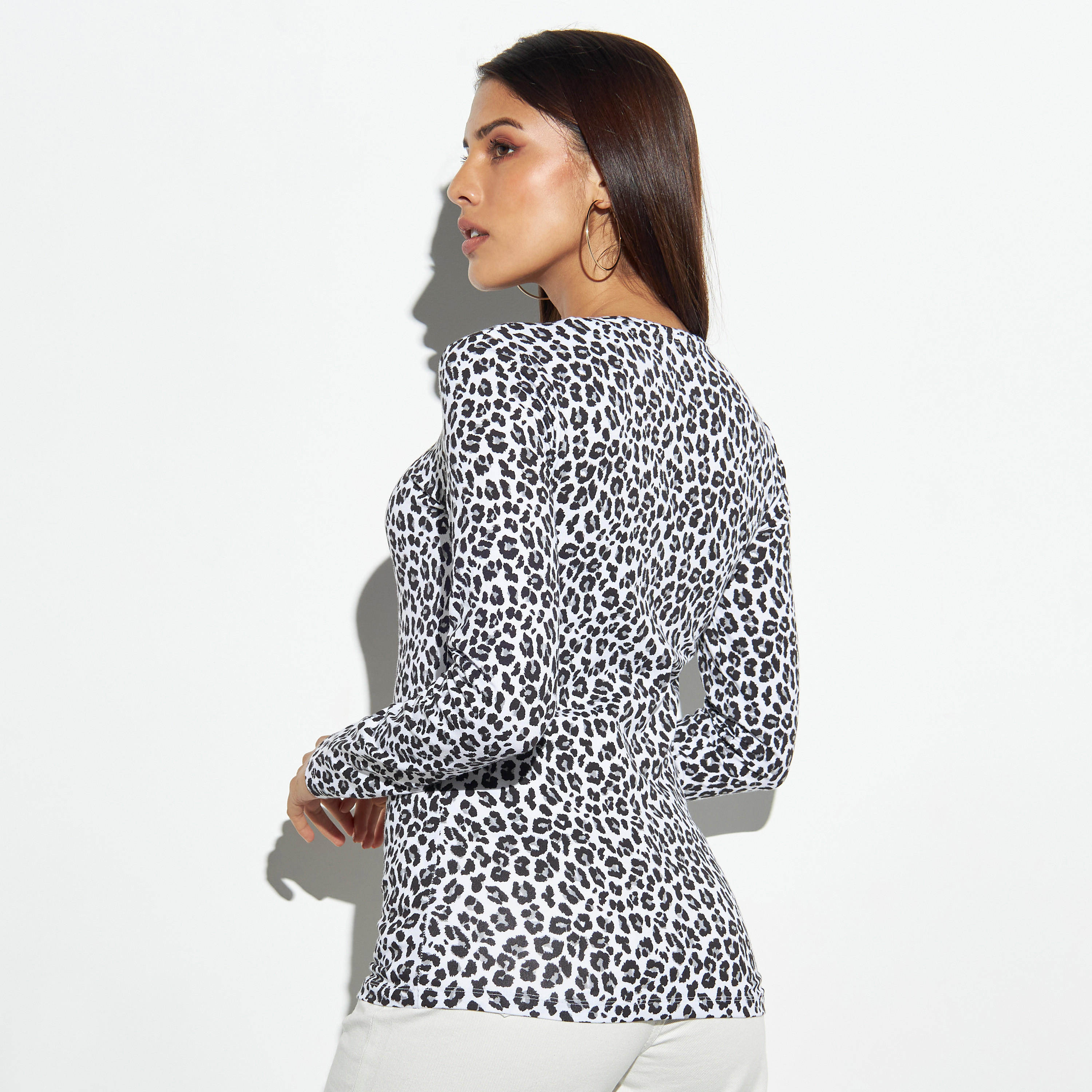 بلوزة بياقة ضيّقة وأكمام طويلة وطبعات حيوانات-women-clothing-shirtsandblouses-blouses-image-3